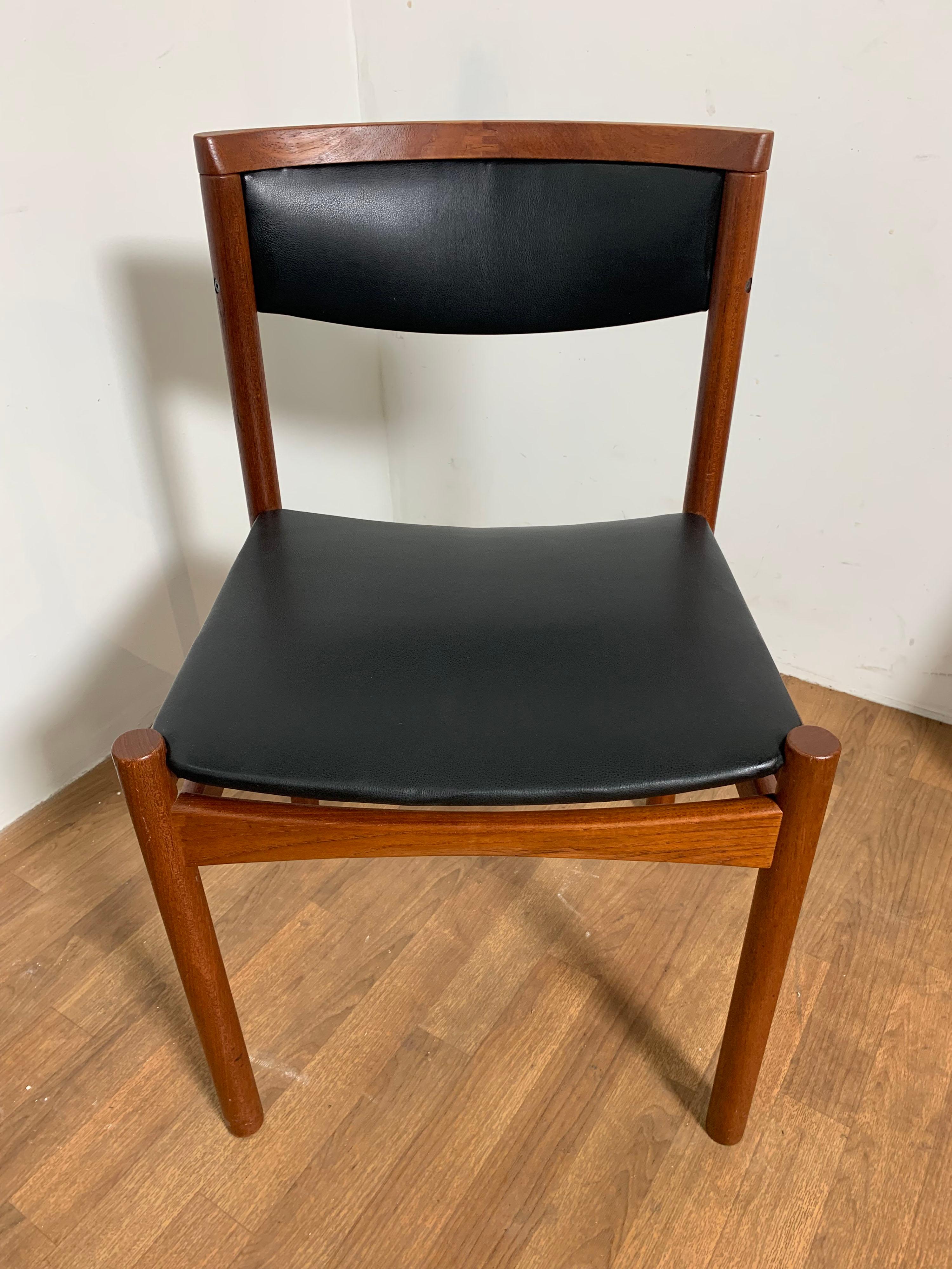 Scandinave moderne Ensemble de six chaises de salle à manger danoises en teck par SAX, vers les années 1960 en vente