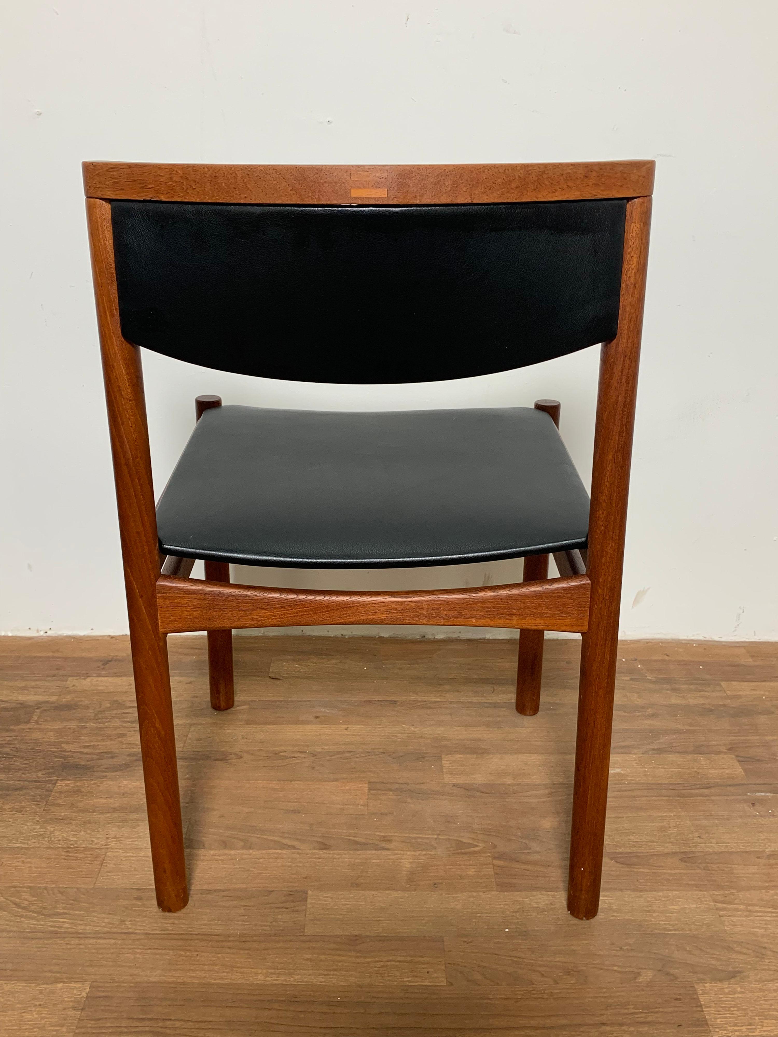Milieu du XXe siècle Ensemble de six chaises de salle à manger danoises en teck par SAX, vers les années 1960 en vente