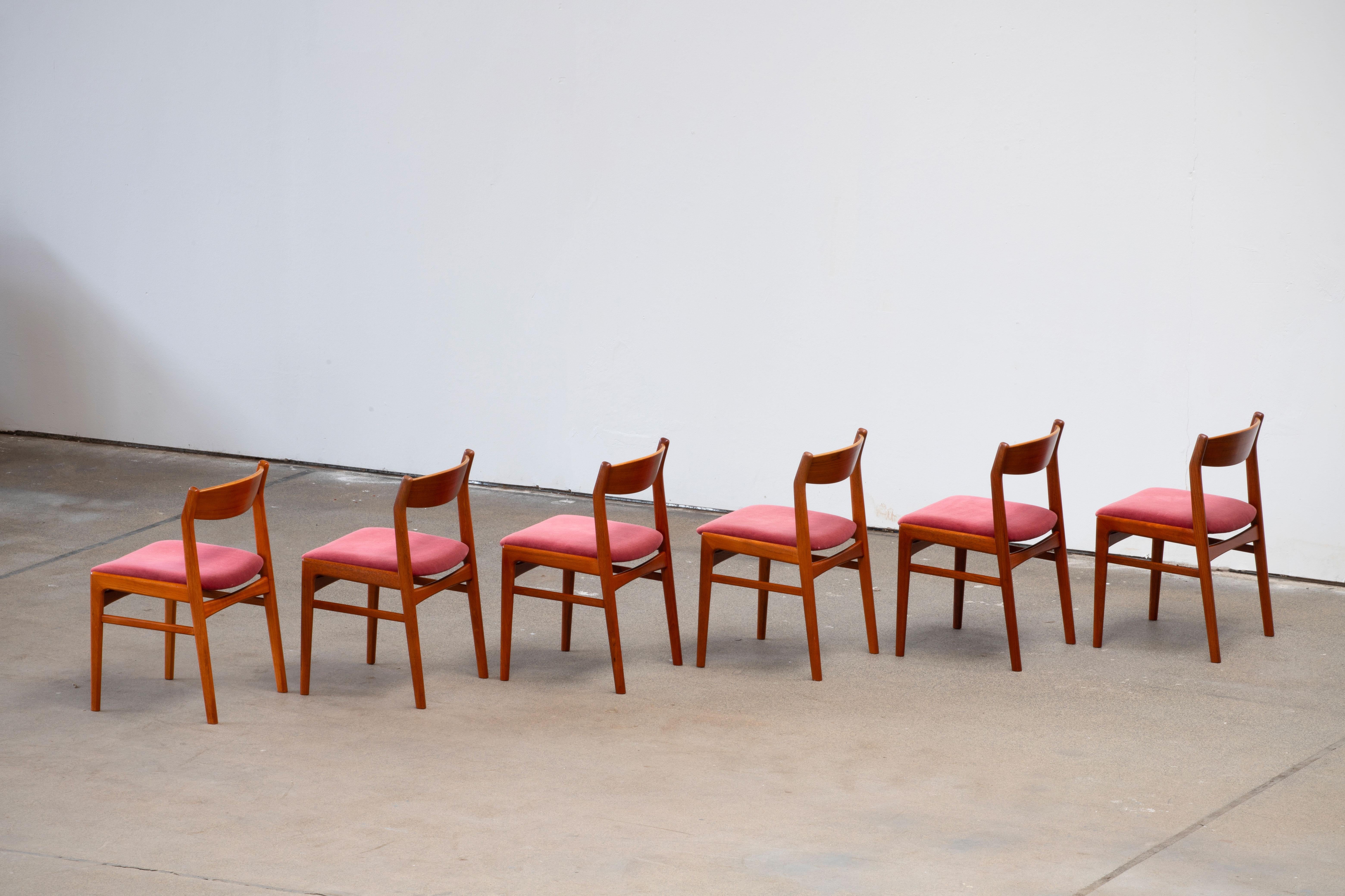 Set of six dining chairs in partly solid teak.

Seats upholstered with pink original velvet.
 