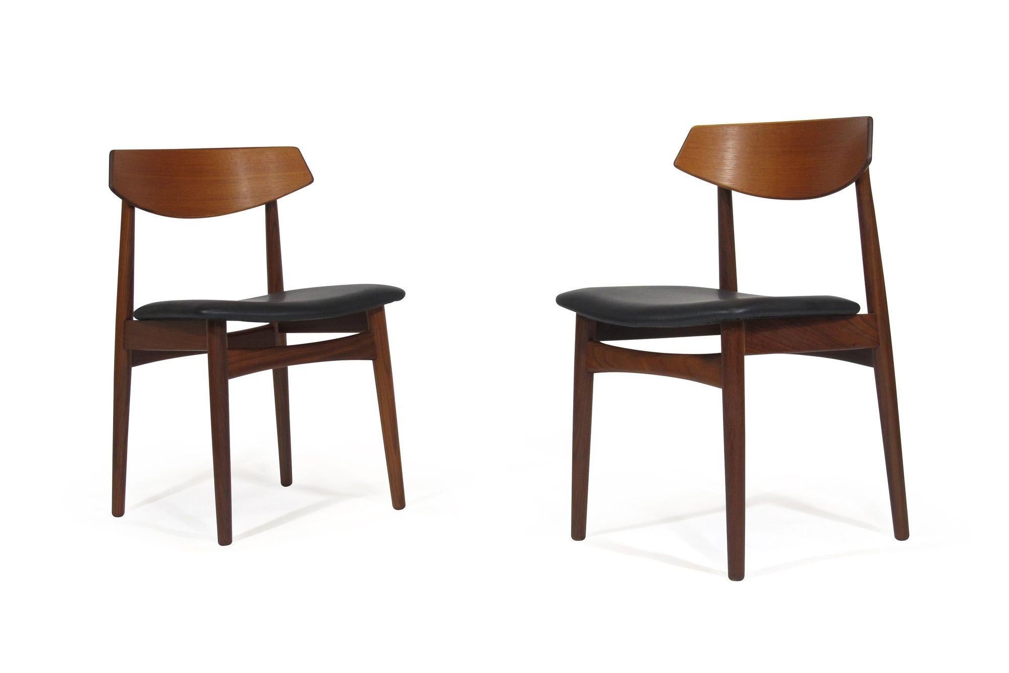 Scandinave moderne Ensemble de six chaises de salle à manger danoises en teck et cuir noir en vente