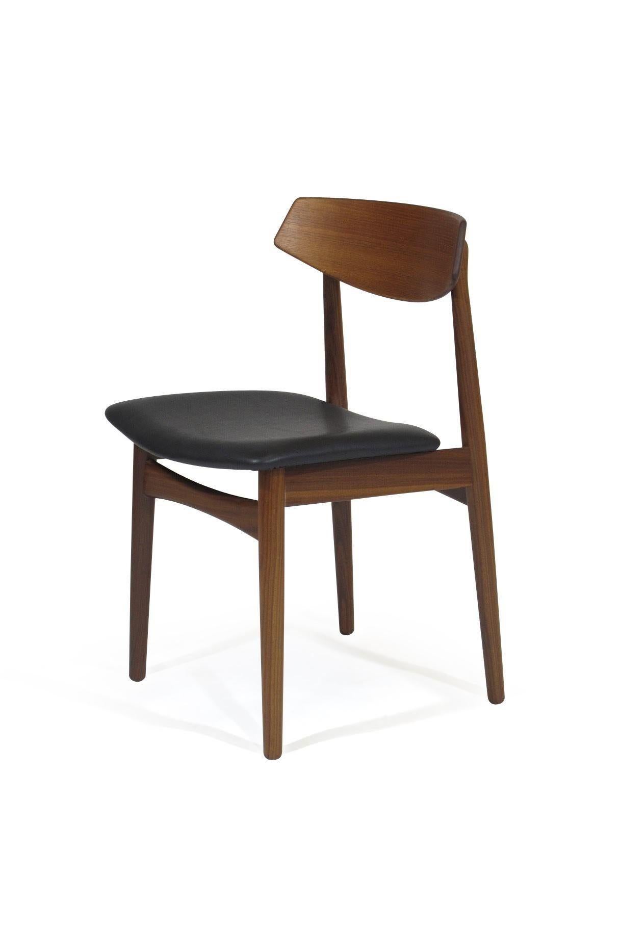 Danois Ensemble de six chaises de salle à manger danoises en teck et cuir noir en vente