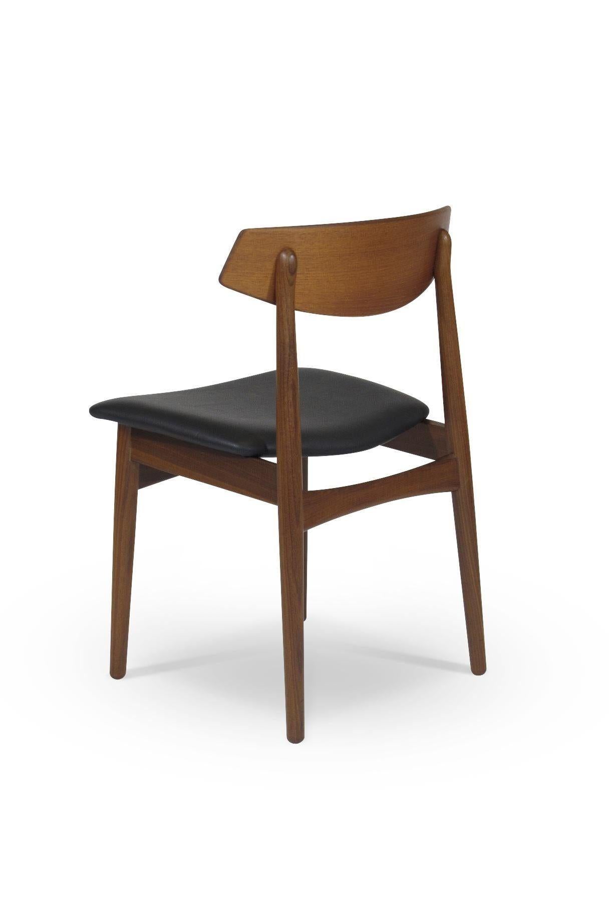 Milieu du XXe siècle Ensemble de six chaises de salle à manger danoises en teck et cuir noir en vente