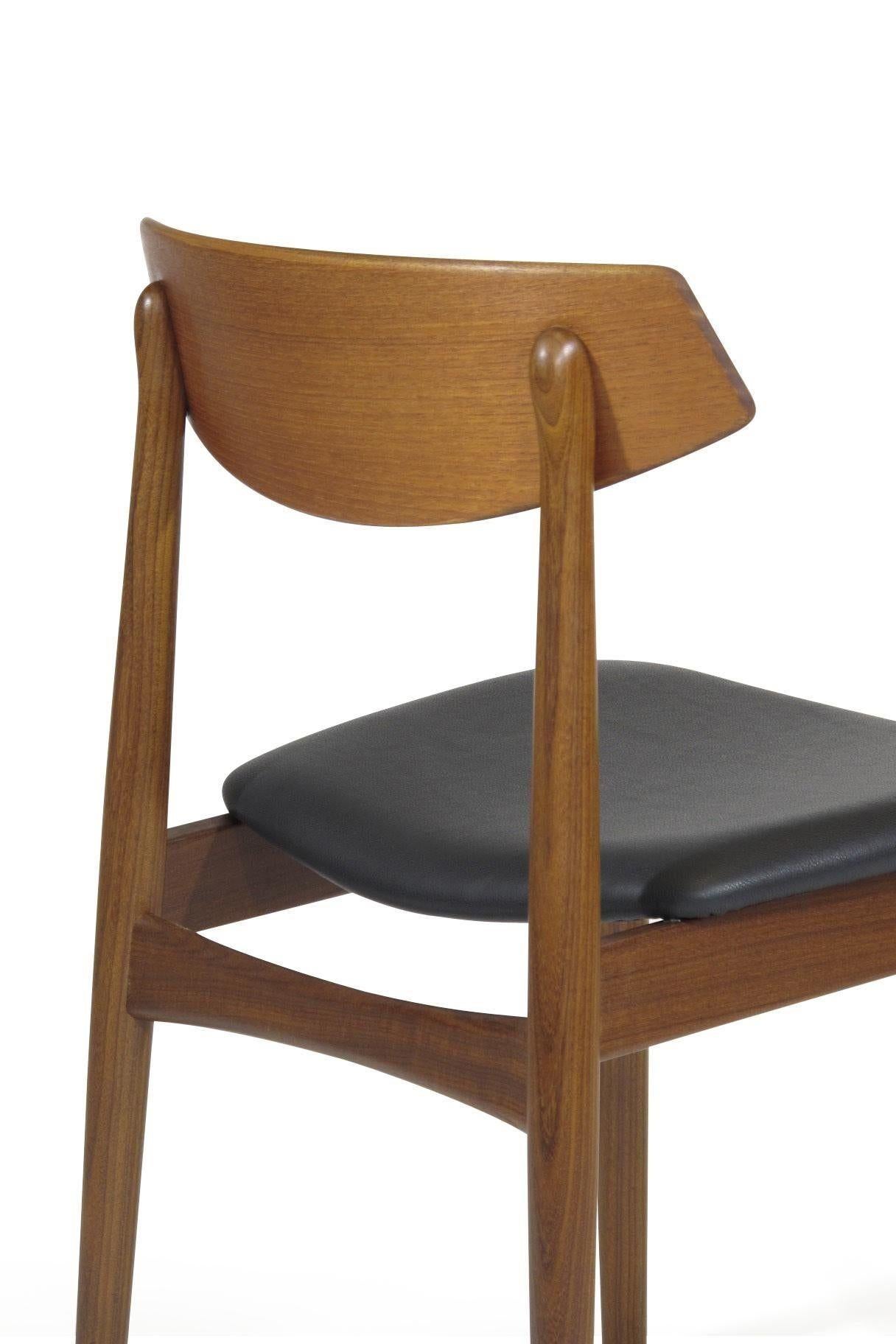 Teck Ensemble de six chaises de salle à manger danoises en teck et cuir noir en vente