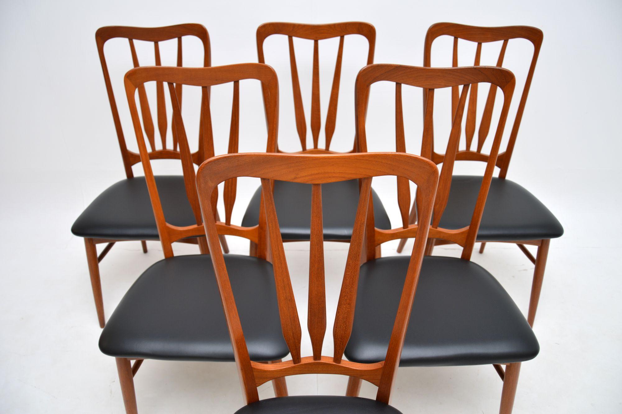 Ein stilvolles und sehr gut verarbeitetes Set von sechs dänischen Teakholz-Esszimmerstühlen 'Ingrid' von Niels Koefoed. Sie wurden in Dänemark hergestellt und stammen aus den 1960er Jahren.

Die Qualität ist hervorragend, sie haben schön geformte