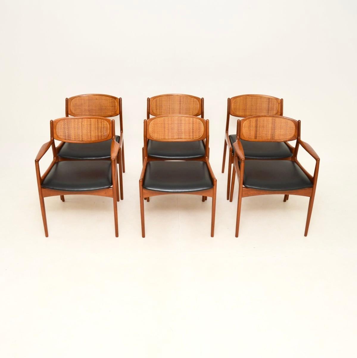 A very stylish and extremely rare set of six Danish teak vintage dining chairs by Ib Kofod Larsen. They were made by Christian Linneberg, they date from the 1960’s.

The quality is outstanding, the solid teak frames are beautifully designed with