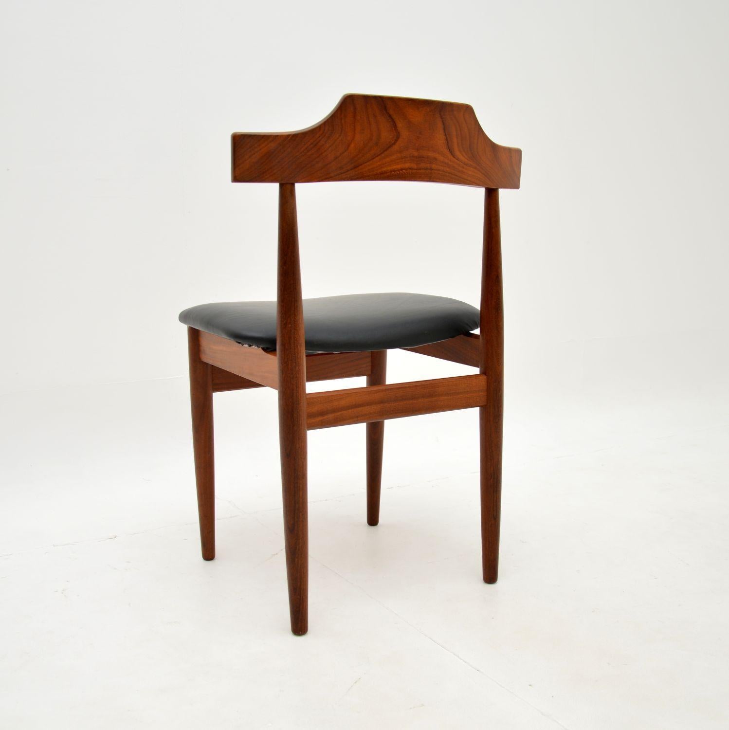 Cuir Ensemble de six chaises de salle à manger danoises vintage par Hans Olsen en vente