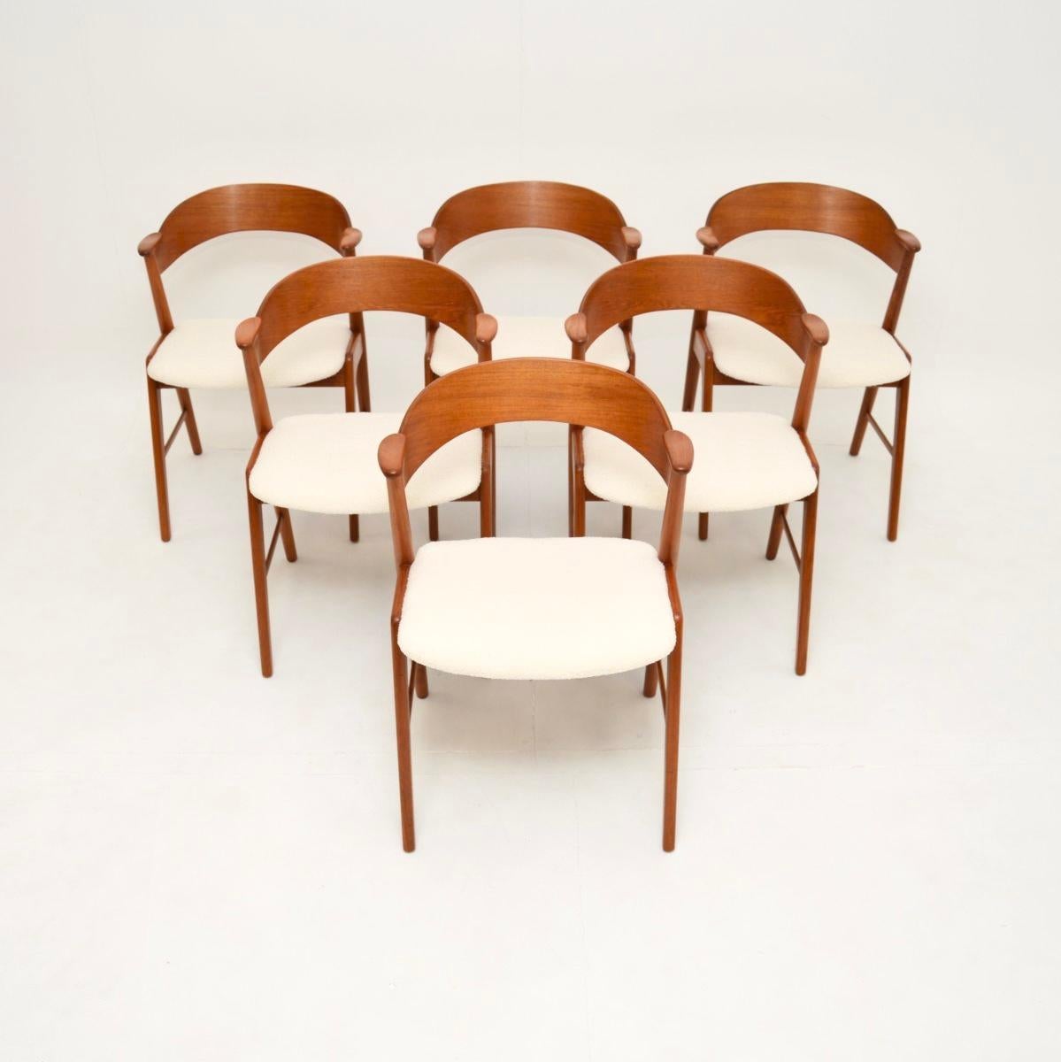 Un fantastico e rarissimo set di sei sedie da pranzo vintage danesi in teak di Korup Stolefabrik. Sono il modello KS 21, risalgono agli anni '60.

La qualità è incredibile, sono estremamente eleganti, comodi e ben fatti. Hanno schienali
