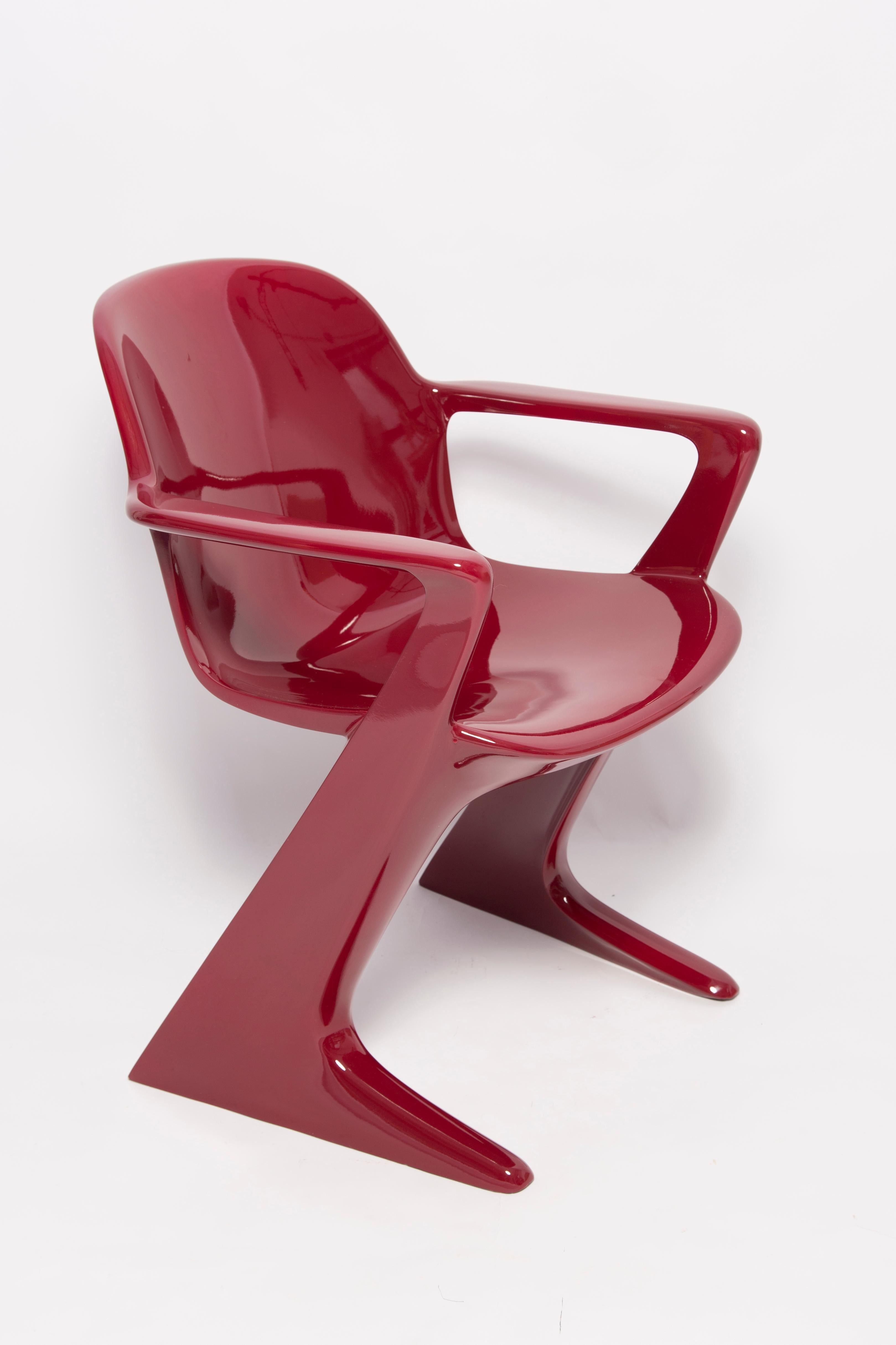 Ce modèle est appelé Z-chair. Conçue en 1968 en RDA par Ernst Moeckl et Siegfried Mehl, version allemande de la chaise Panton. Également appelée chaise kangourou ou chaise variopur. Produit en Allemagne de l'Est.

La chaise est après rénovation