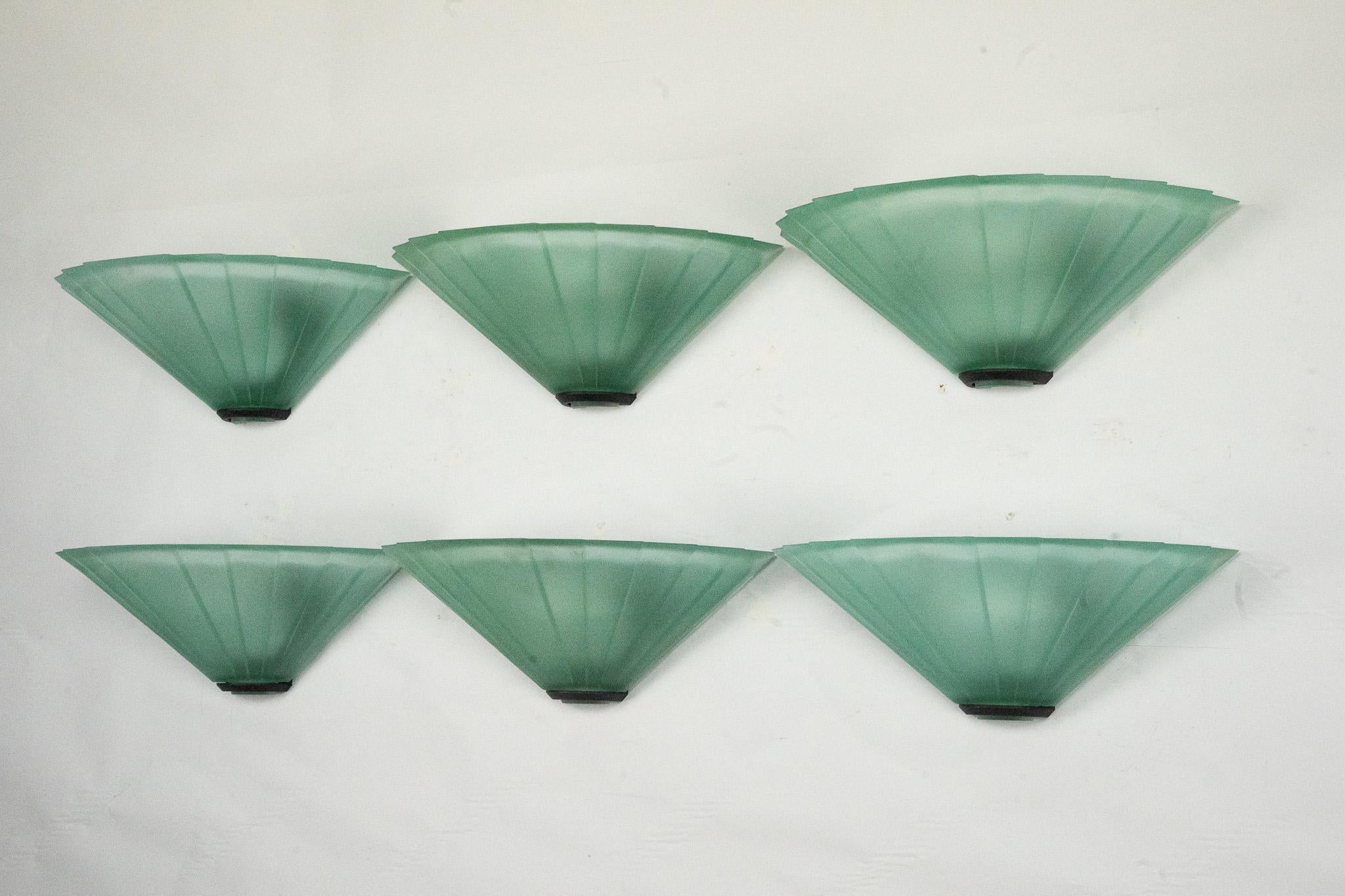 Mid-Century moderno Set di sei appliques De Majo in spesso vetro verde di Murano. Italia anni '80 in vendita