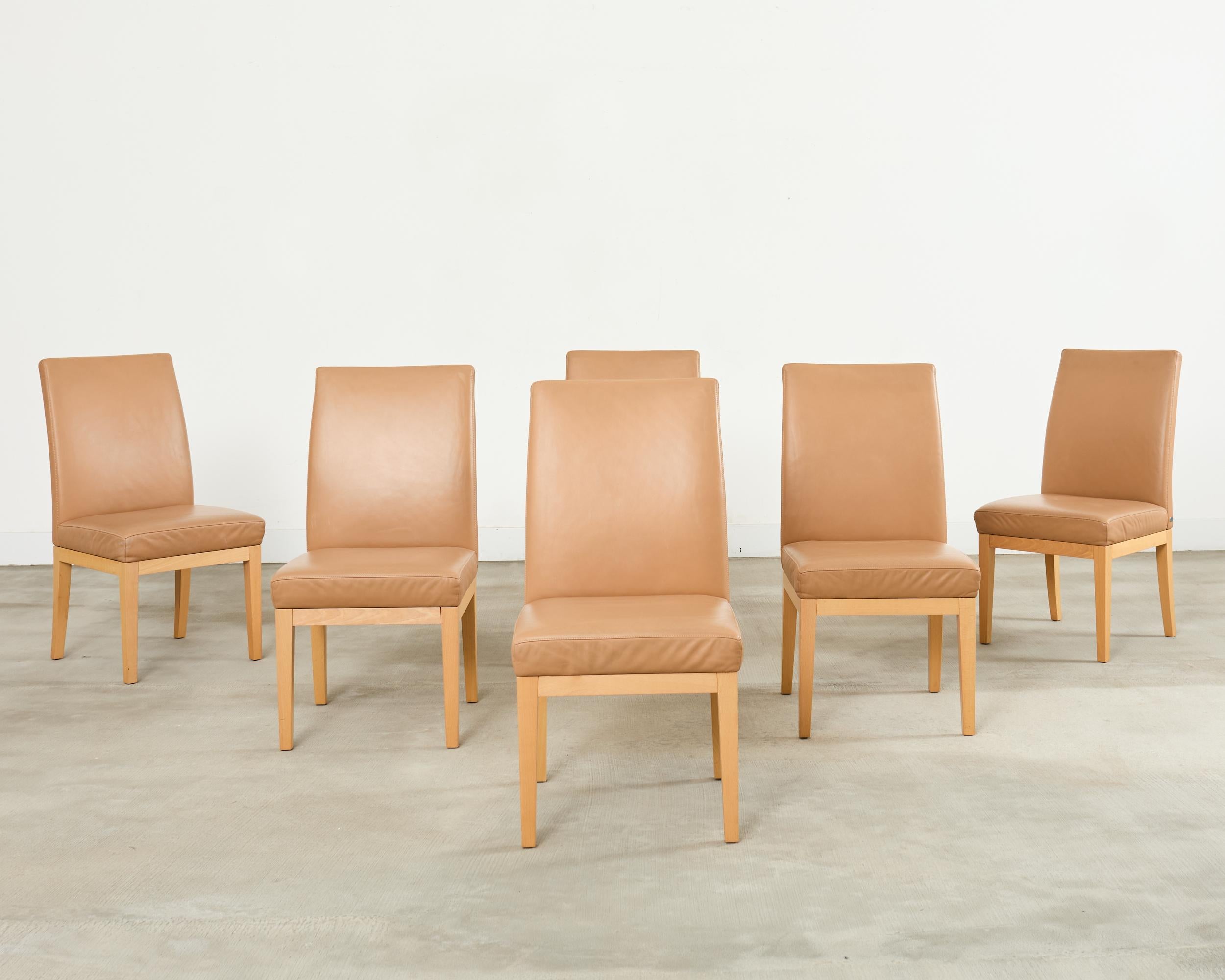 Moderno Set di sei sedie da pranzo Parsons in pelle di cammello de Sede in vendita