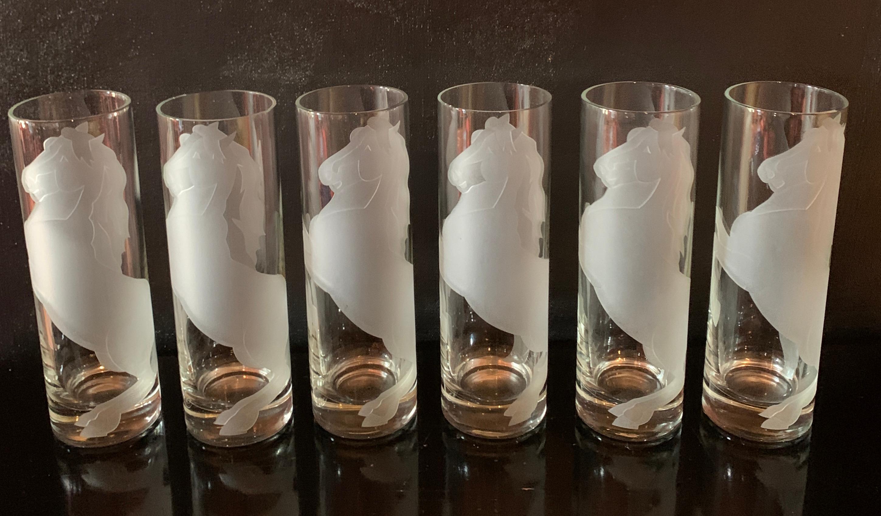 Ensemble de six verres à cocktail gravés à l'encre de cheval, de style déco - un ensemble étonnant et un complément à tout bar ou table de salle à manger. Le cheval stylisé orne les lunettes et s'enroule autour du périmètre des lunettes.