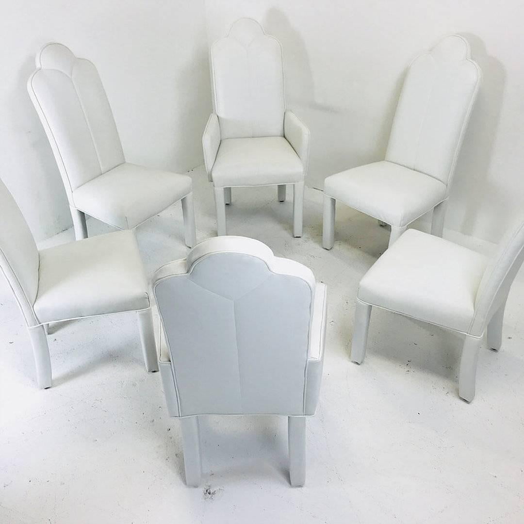 Set of six deco parson style white vinyl dining chairs. Chairs are in good vintage condition with minimal wear from use and age. New upholstery is recommended.

Set includes two Armchairs and four side chairs

Dimensions: 20