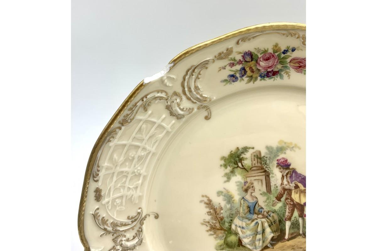 A set of six ecru decorative plates with genre scenes.

One plate is damaged - shown in the photo.

The condition of the other plates is very good.

Measure: Disc diameter: 20 cm.