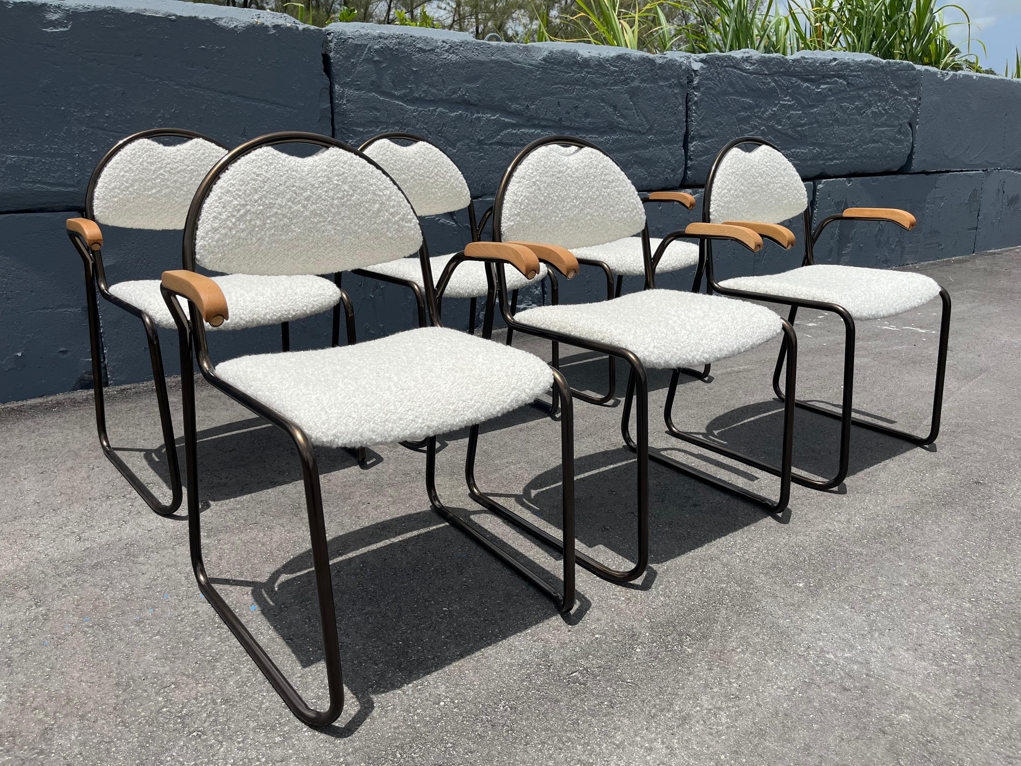 Set aus sechs Designer-Esszimmerstühlen, Bronze, elfenbeinfarbener Kravet Boucle, Made in Italy im Angebot 8