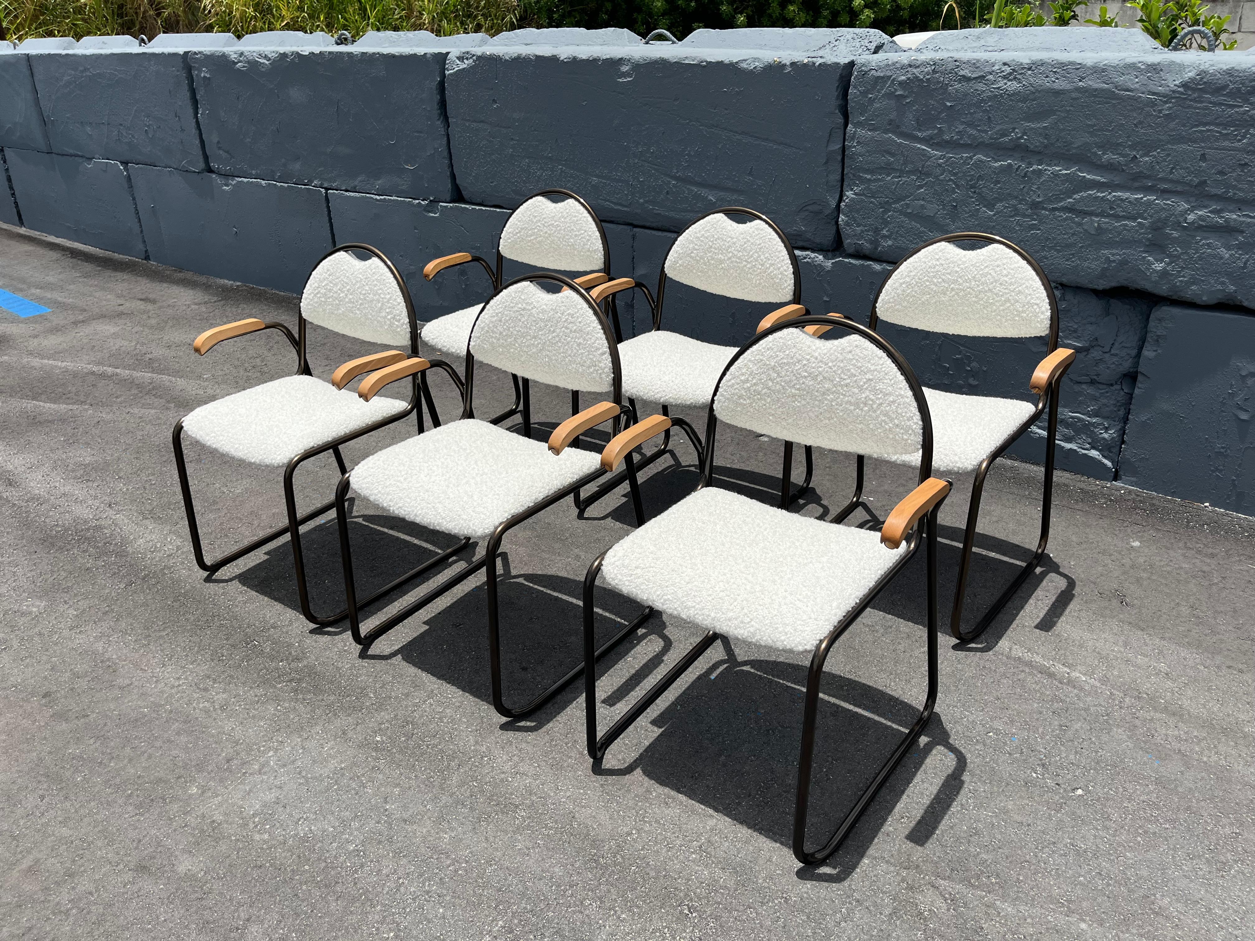 Satz von sechs Designer-Esszimmer-Sesseln Made in Italy 1970er Jahre. Die Rahmen sind frisch pulverbeschichtet in Bronzefarbe. Sitze und Rückenlehnen sind mit elfenbeinfarbenem Kravet Boucle bezogen. Arme aus Birkenholz. Arm Höhe ist 25,25