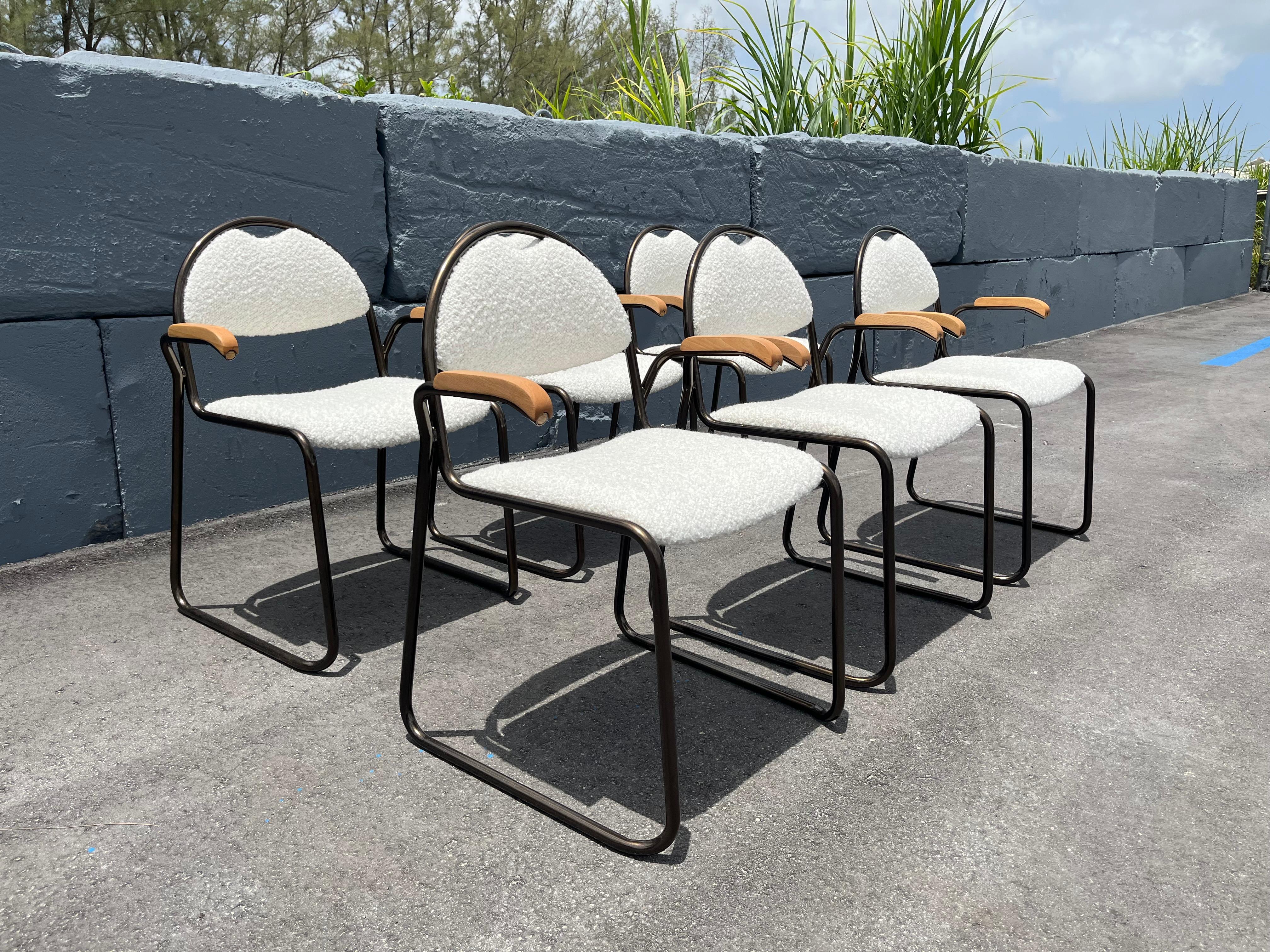 Set aus sechs Designer-Esszimmerstühlen, Bronze, elfenbeinfarbener Kravet Boucle, Made in Italy (Moderne der Mitte des Jahrhunderts) im Angebot