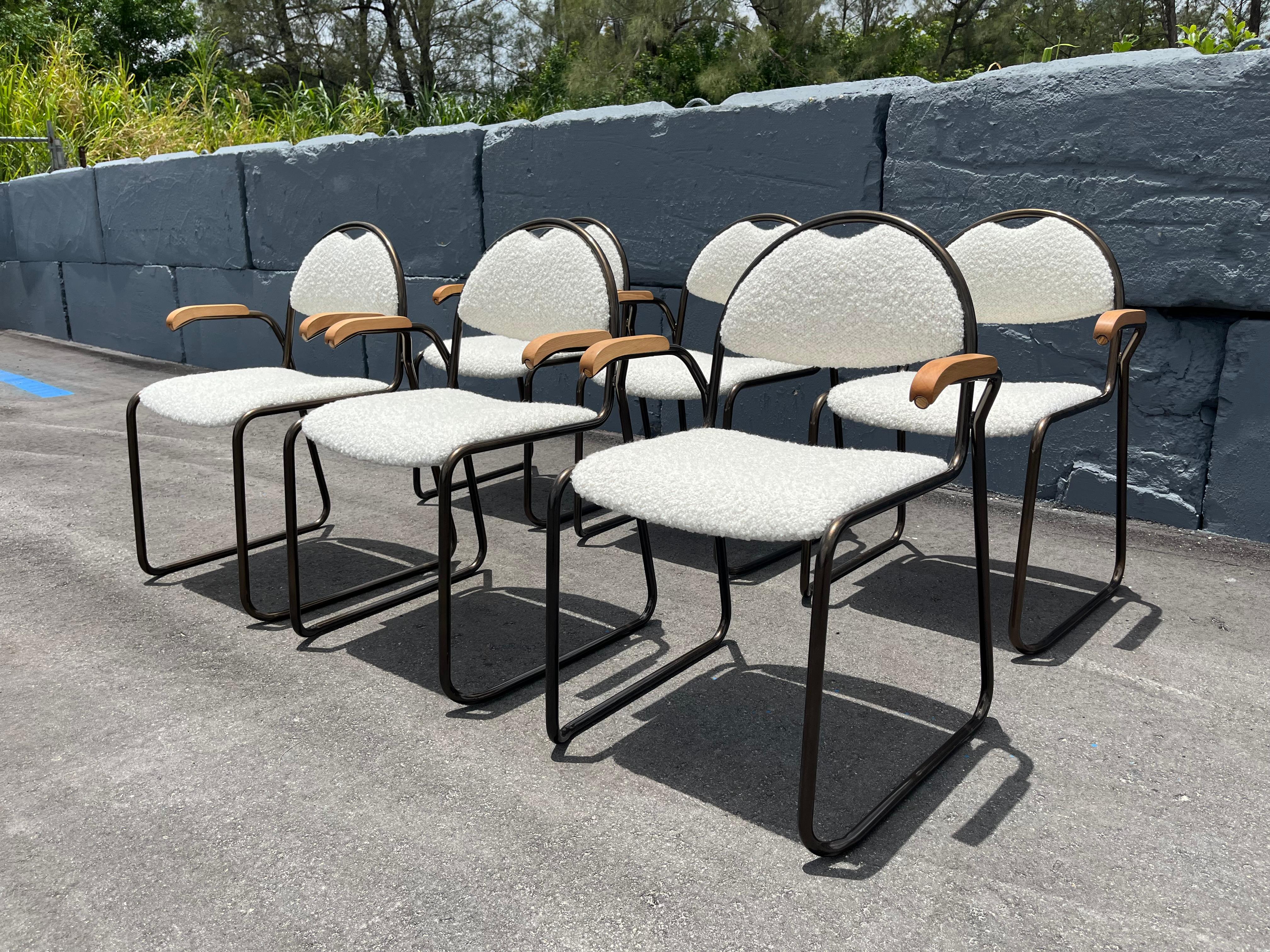 Set aus sechs Designer-Esszimmerstühlen, Bronze, elfenbeinfarbener Kravet Boucle, Made in Italy (Italienisch) im Angebot