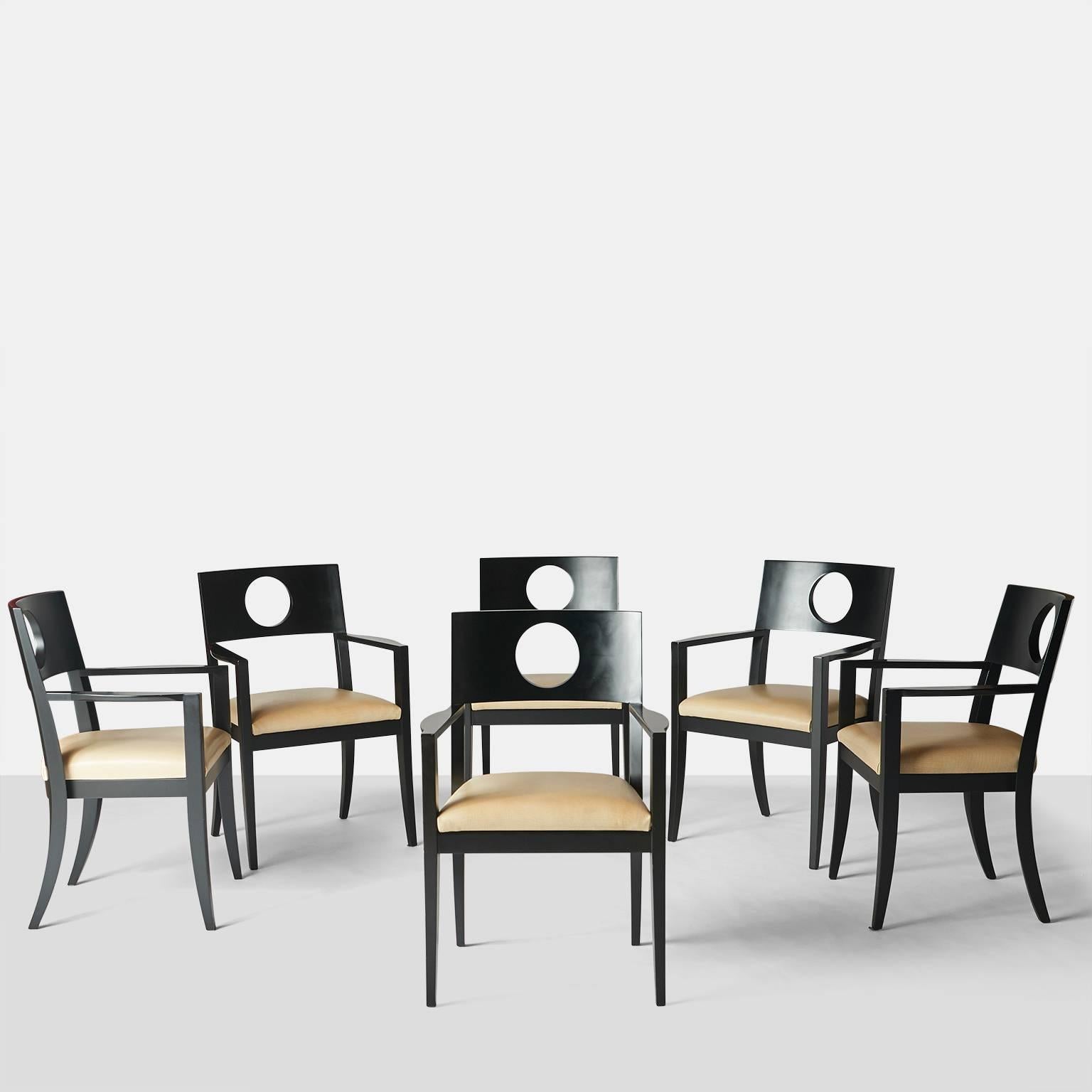 Satz von sechs Esstischsesseln von Michael Graves.
Ein sehr seltenes Set von sechs Sesseln, entworfen von Michael Graves und hergestellt von Atelier International. Das Gestell ist mattschwarz lackiert, und die Sitze sind mit Kunstleder