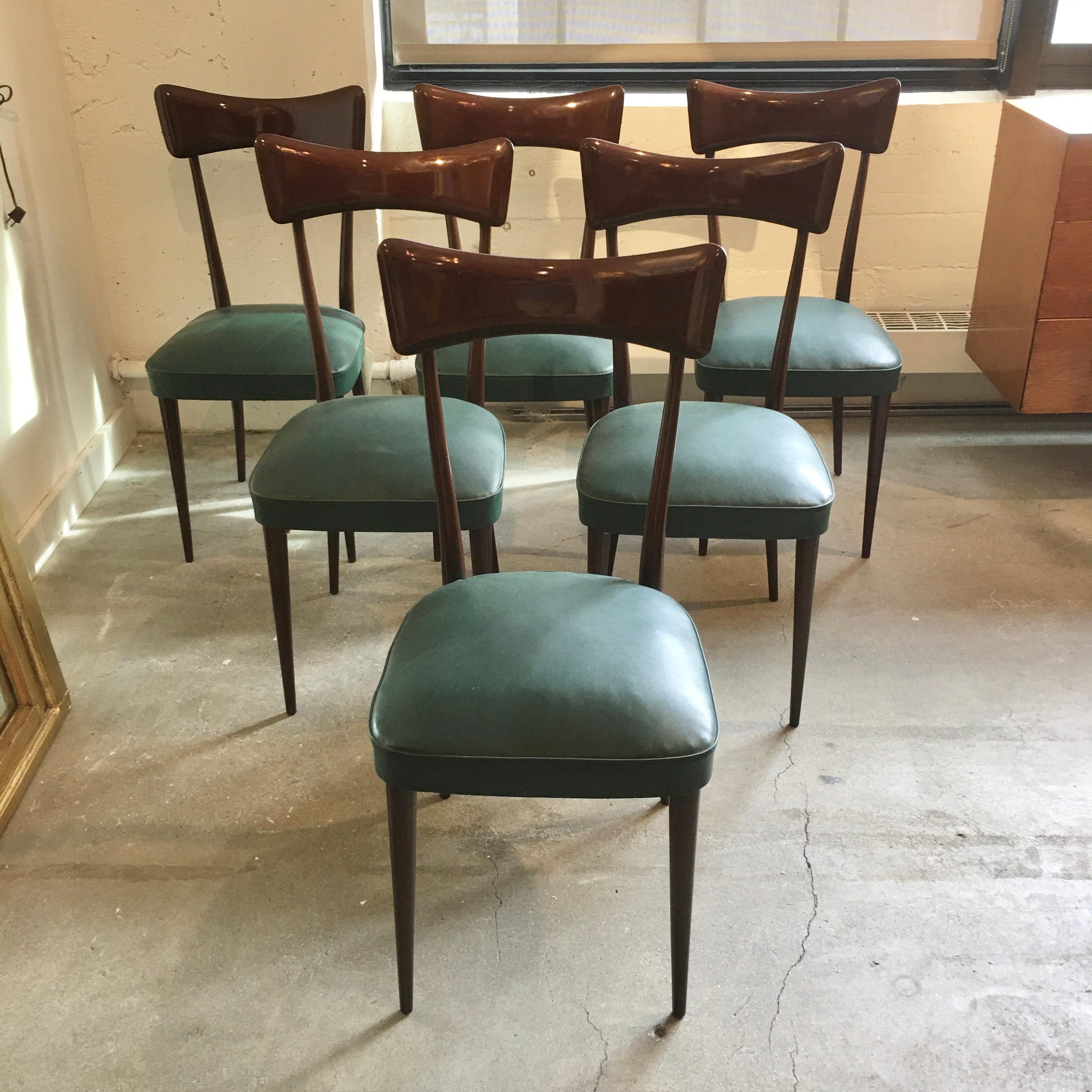 Magnifique ensemble de six chaises de salle à manger italiennes du début des années 1950, restaurées et solides, à la manière d'Ico Parisi, avec assise à ressort en zigzag recouverte de Skaï vert d'origine.

Voir notre annonce séparée