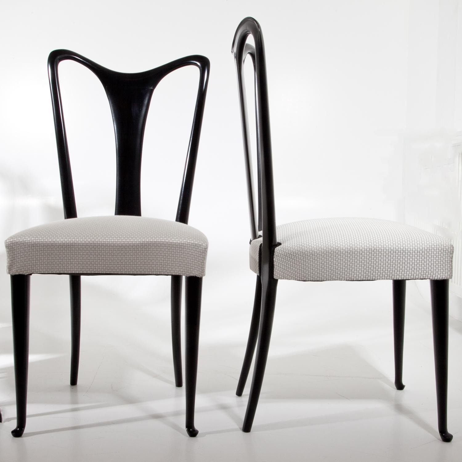 Set of six ebonized dining chairs with tall curved backrests and pad-foot legs in the front, attributed to Guglielmo Ulrich. The chairs were reupholstered with a high quality white fabric with a small pattern.