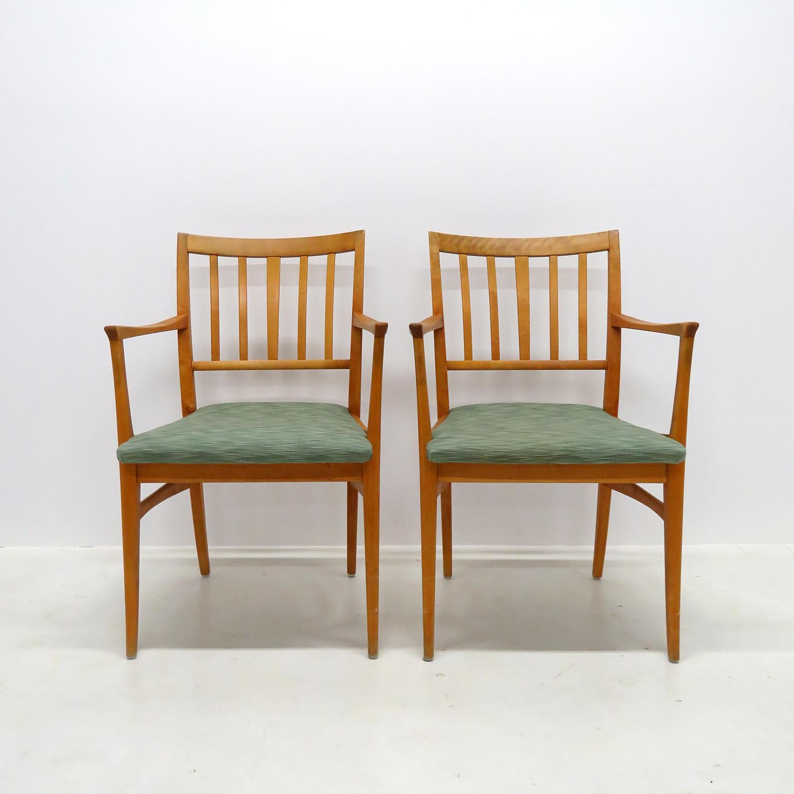 Merveilleux ensemble de six chaises de salle à manger en hêtre, par Carl Malmsten pour Waggeryds Möbelfabrik AB, Suède, 1950, toutes avec accoudoirs et sièges rembourrés.