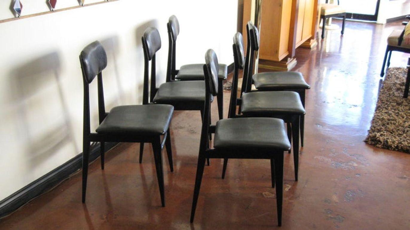 Elegante set di sei sedie da pranzo disegnate da Carlo Di Carli e Gio Ponti. Realizzato in finta pelle di pitone e legno laccato nero. Realizzato in Italia, anni '50 circa.
Dimensioni:
34 