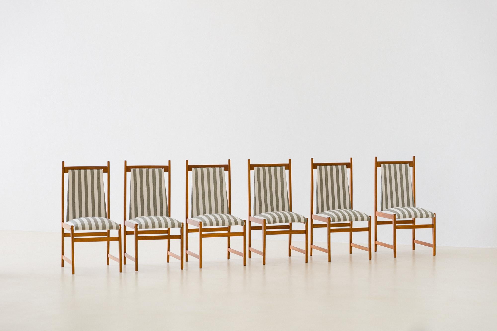 Set bestehend aus sechs Stühlen, hergestellt von der brasilianischen Firma Celina Decorações in den 1960er Jahren. Die Stühle sind aus massivem Cerejeira-Holz gefertigt, Sitz und Rückenlehne sind mit einem wunderschönen Stoff aus 100% Bio-Seide aus