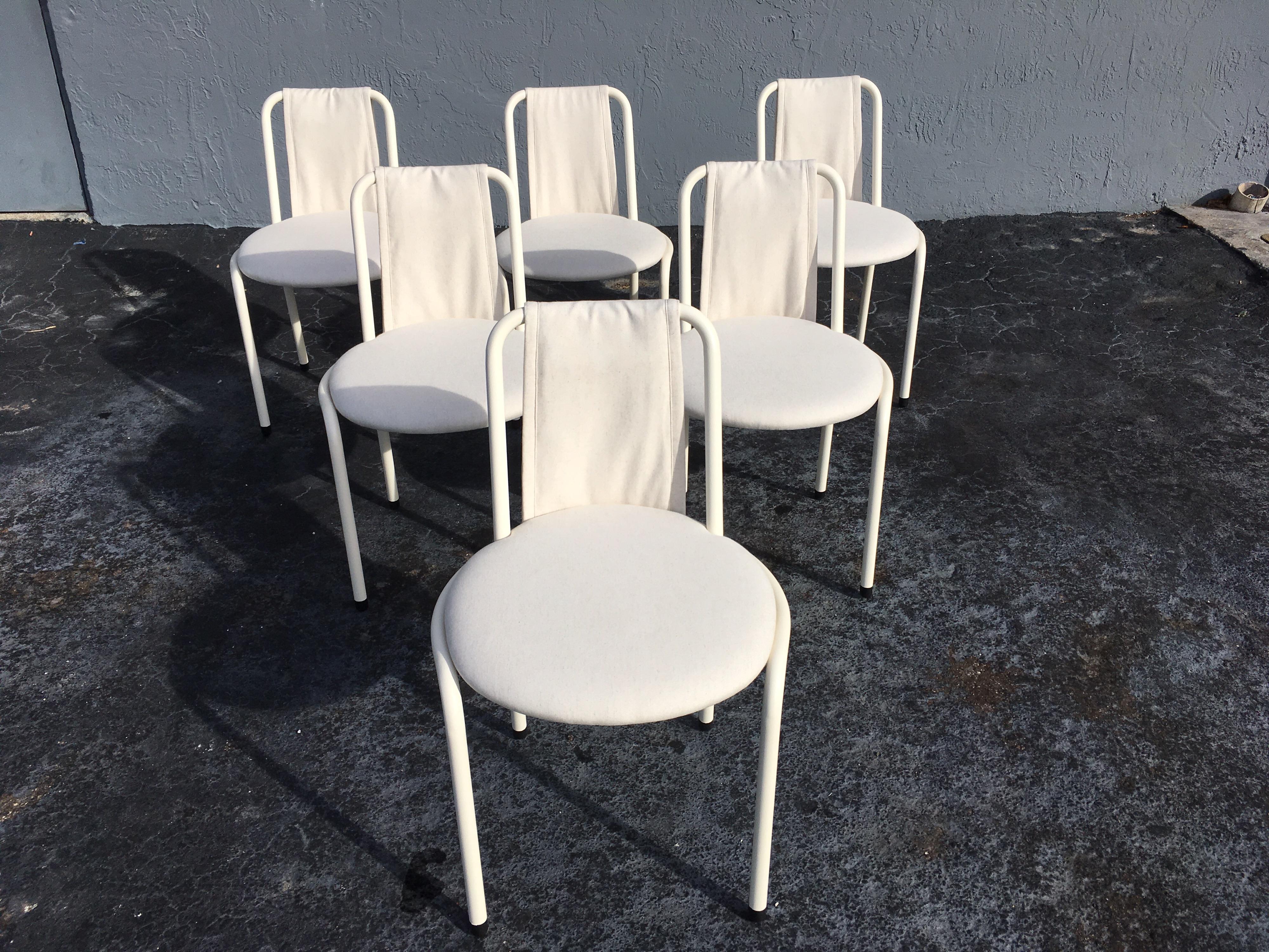 Set aus sechs Esszimmerstühlen von Giovannetti, Italien, Gae Aulenti-Stil, Weiß (Ende des 20. Jahrhunderts) im Angebot