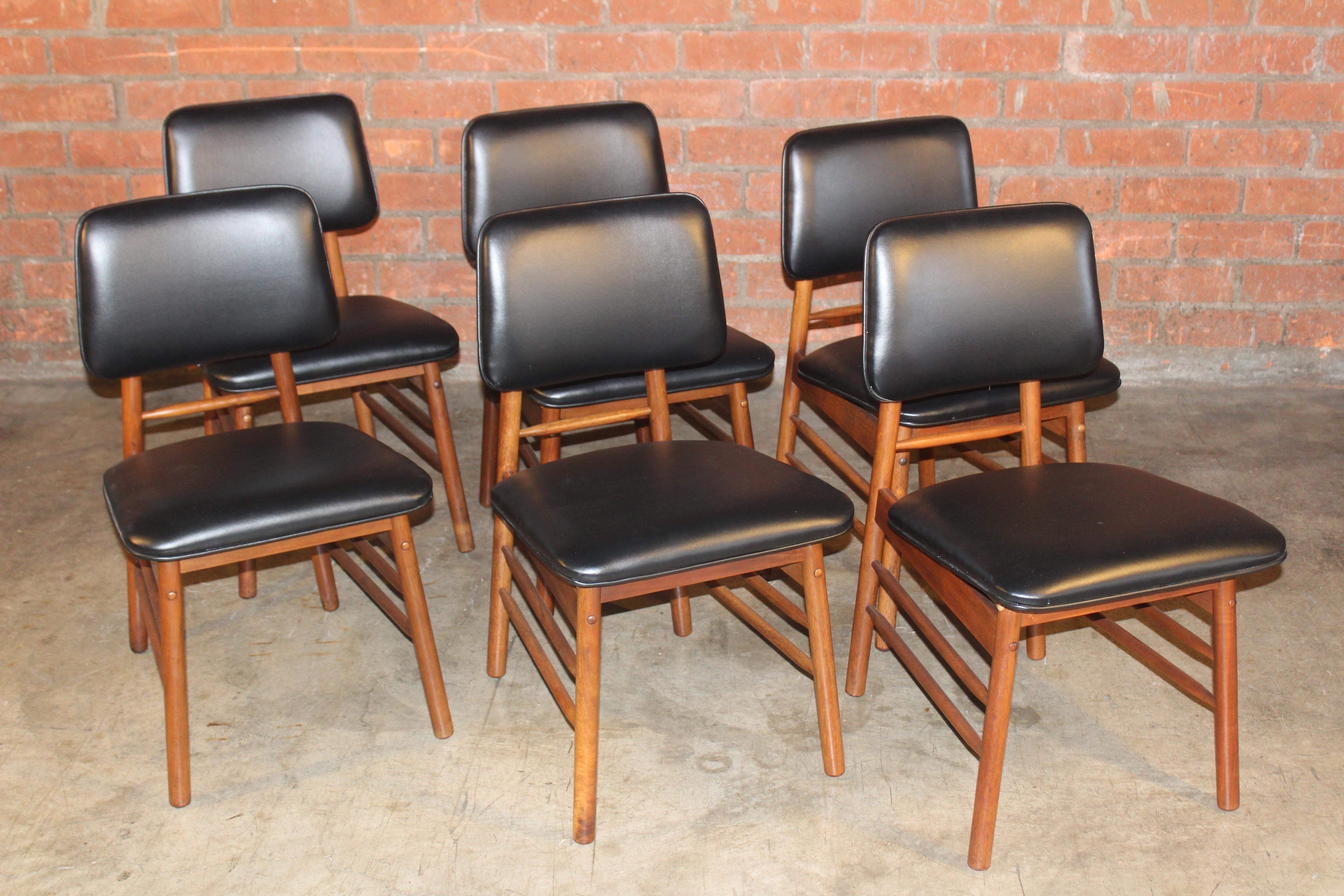 Ein Satz von sechs Esszimmerstühlen, entworfen von Greta Grossman, USA, 1950er Jahre. Gefertigt aus massivem Nussbaumholz mit neuer Kunstlederpolsterung. Insgesamt wunderbaren Zustand mit geringen Gebrauchsspuren. Ein Stuhl ist mit einer Trage an