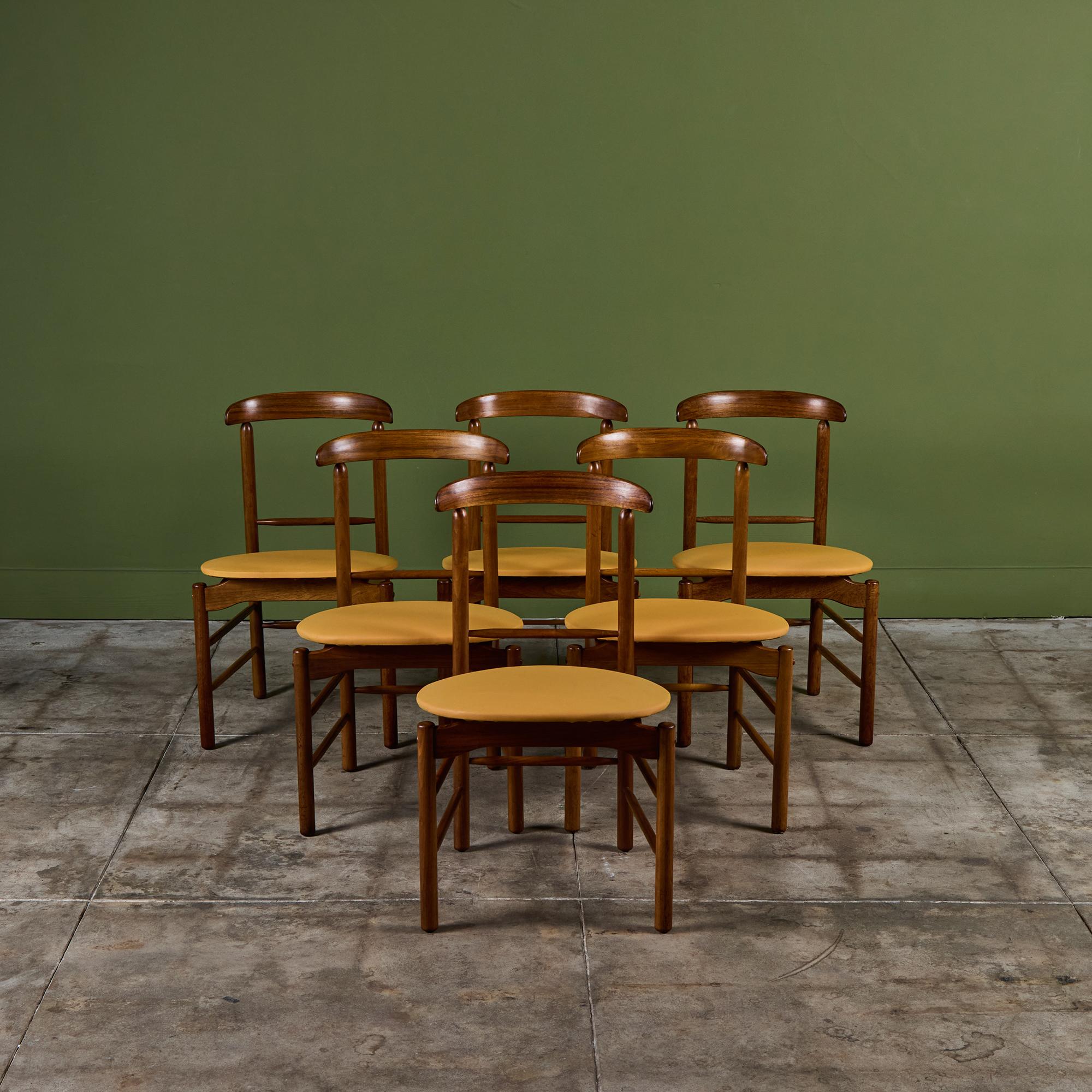 Ensemble de six chaises de salle à manger par Greta M. Grossman pour Glenn of California, c.1956, USA. Les chaises sont dotées d'un cadre en bois de noyer massif et d'une assise rembourrée jaune d'or.

Dimensions
17,75