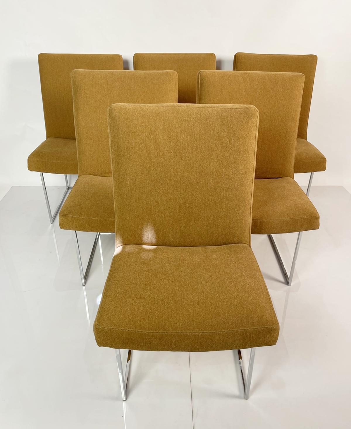 Voici l'ensemble de six chaises de salle à manger par Milo Baughman pour Thayer Sleg - une collection étonnante de chaises qui apportent élégance et style à votre salle à manger. Conçues par le célèbre designer Milo Baughman et fabriquées dans les
