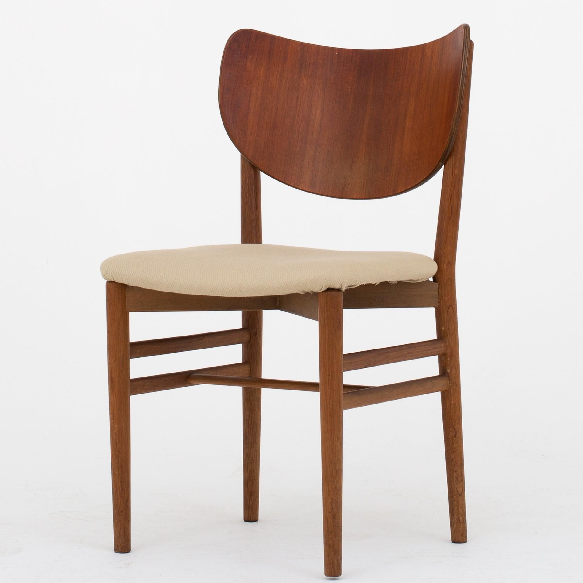 Set of six chairs with oak frame and top tail in teak, seat in original light wool. Maker Slagelse Møbelværk.