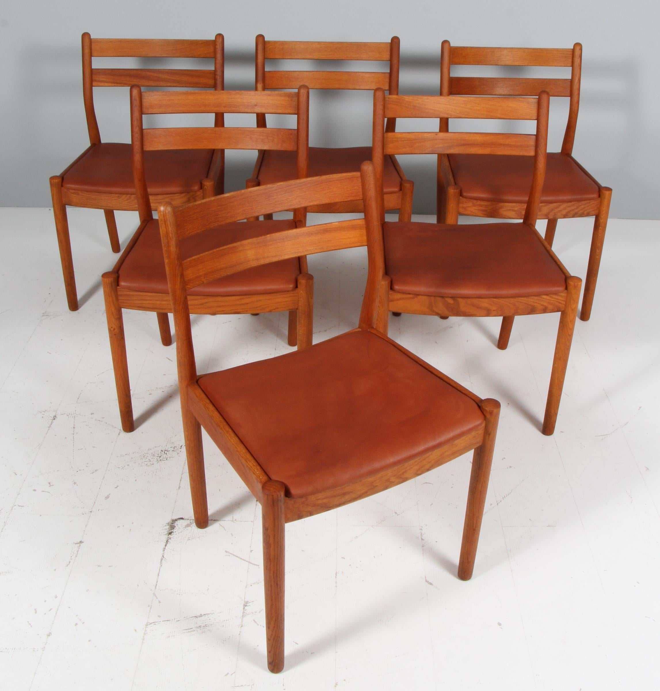 Conjunto de seis sillas de comedor de Poul Volther con armazón de roble.

Cojines nuevos tapizados con cuero anilina plena flor de color tostado vintage.

Fabricado por FDB, modelo J61.
