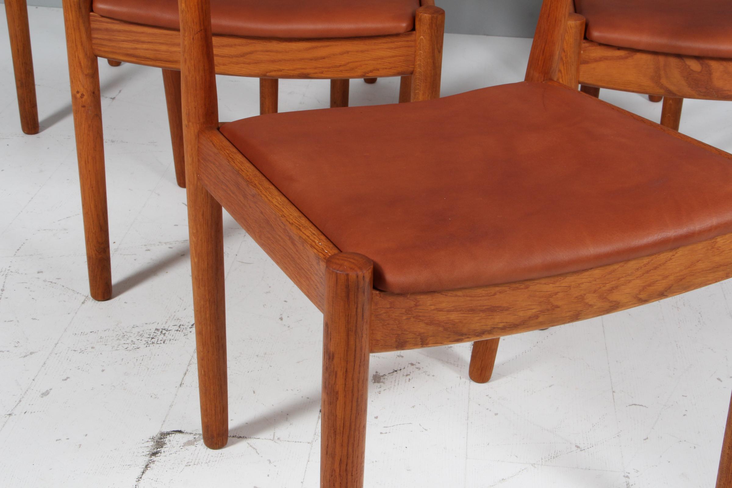 Juego de seis sillas de comedor de Poul Volther, roble y cuero Danés en venta