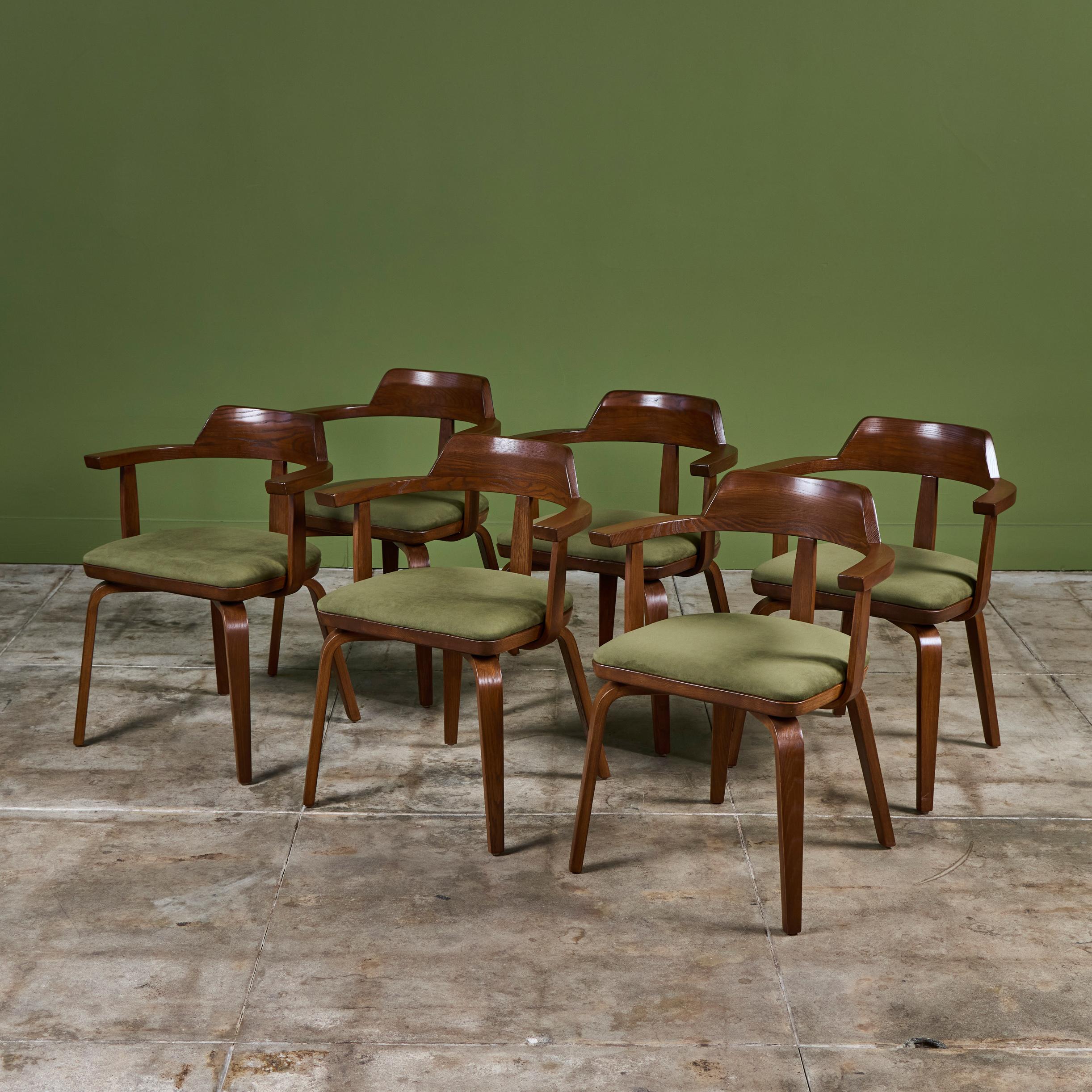 Set di sei poltrone da pranzo W199 di Walter Gropius e Ben Thompson per Thonet, anni '50 circa, Austria. Le sedie presentano una struttura e delle gambe in legno di betulla curvato. I sedili sono stati rivestiti di recente in microscamosciato verde