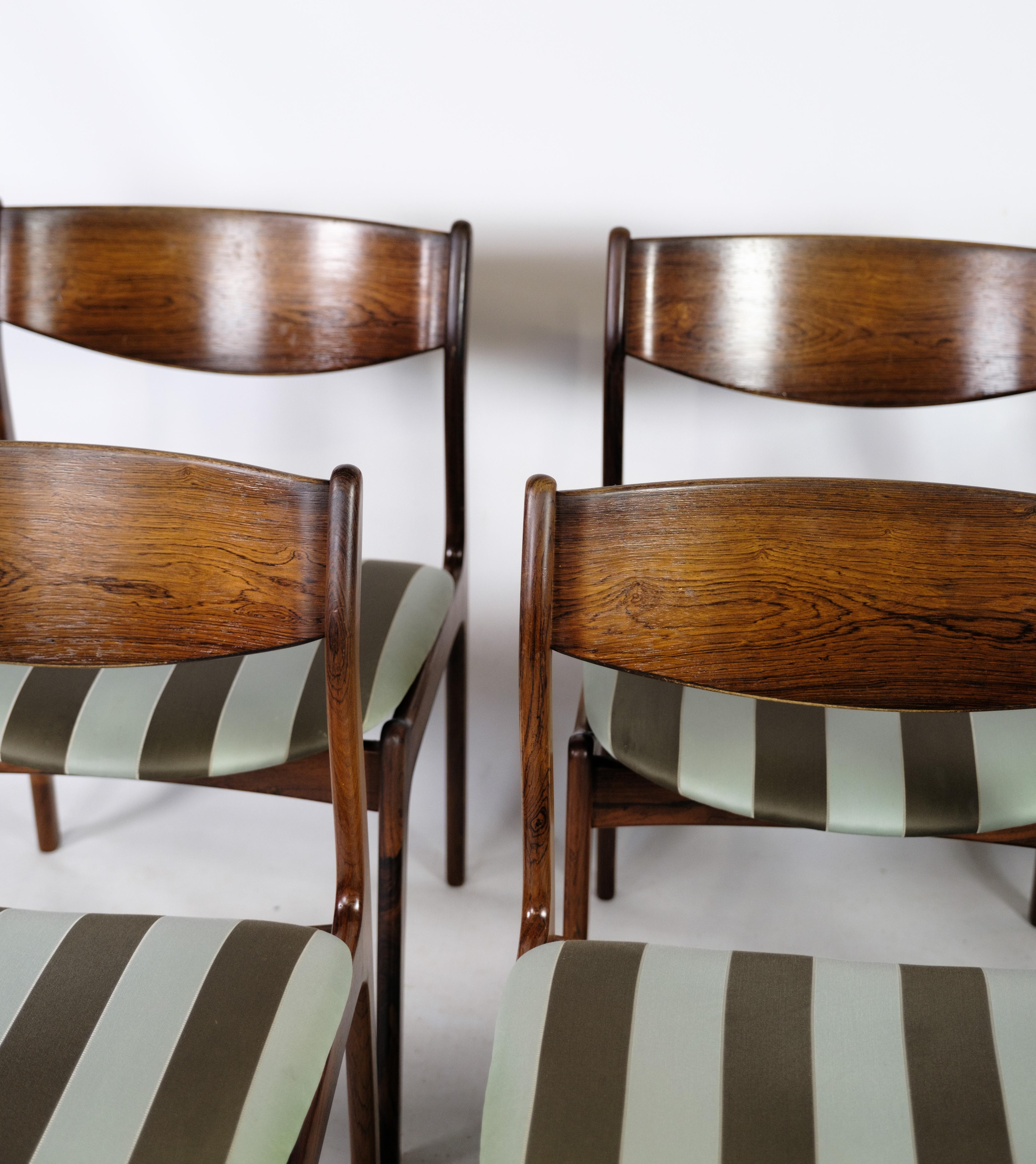 This set of six dining chairs, crafted from rosewood and designed in the Danish style, hails from around the 1960s and is manufactured by Farsø møbelfabrik. These chairs are a testament to the timeless allure of mid-century Danish design.

In very