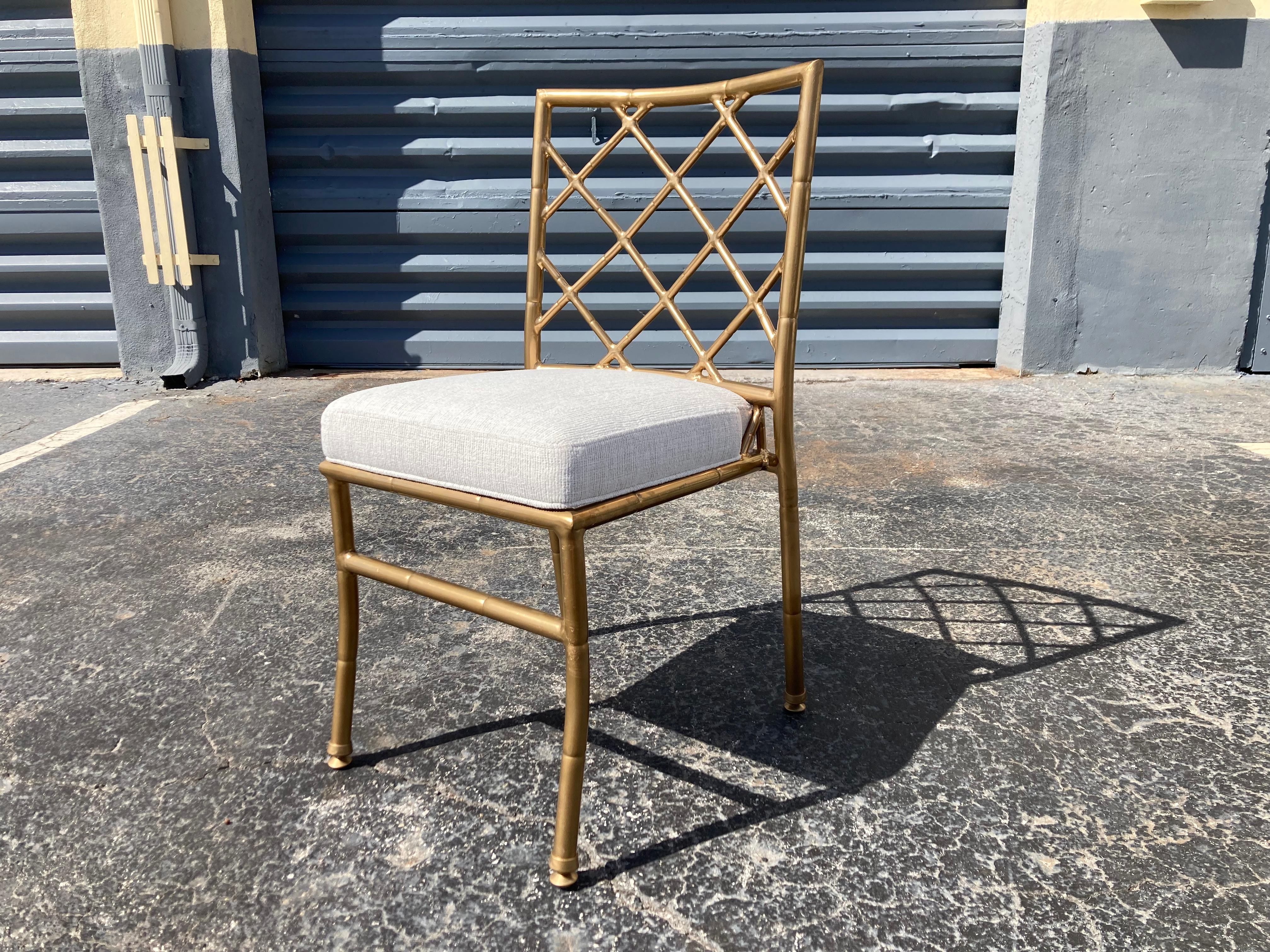 Juego de seis sillas de comedor, armazón de aluminio pintado en dorado con asientos de tela. La tela y la espuma son nuevas. Doce sillas en total disponibles.