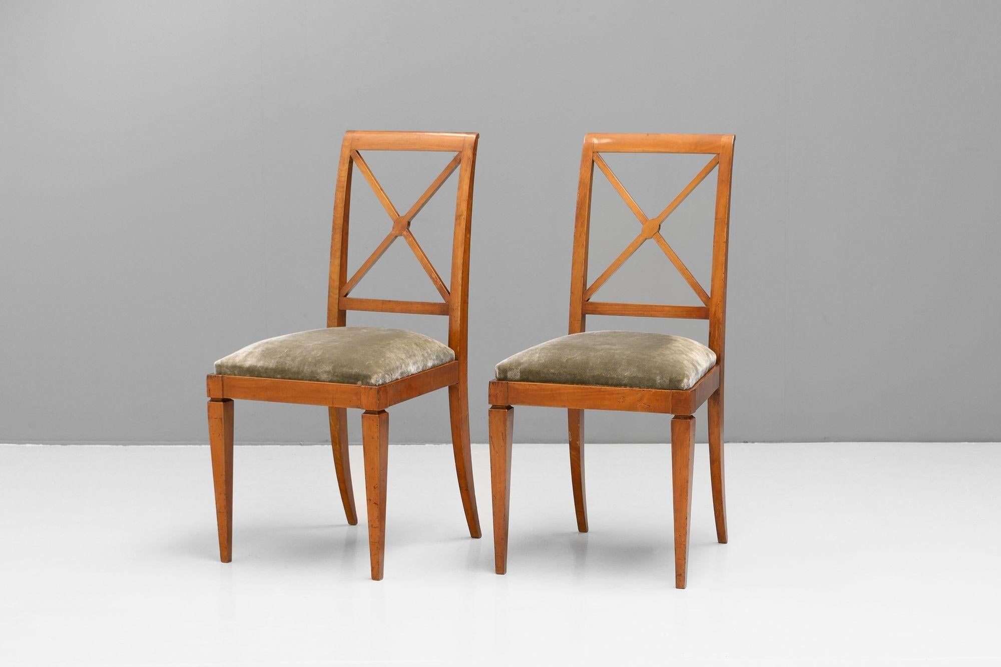Sei sedie da pranzo francesi in ciliegio con sedute a ribalta rivestite in velluto. Circa 1920.
H. H. 96cm (SH 50cm) x L. 46cm x P. 52,5cm