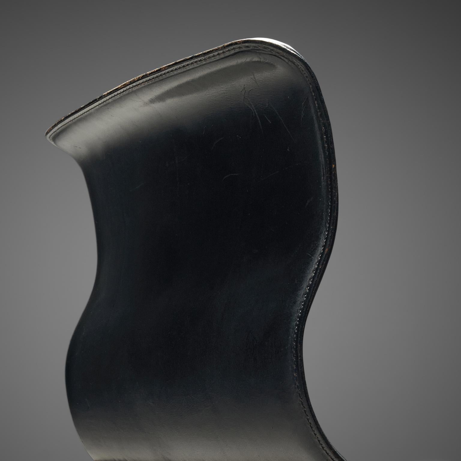 Italian Set of Six Dining Chairs in Leather and Walnut