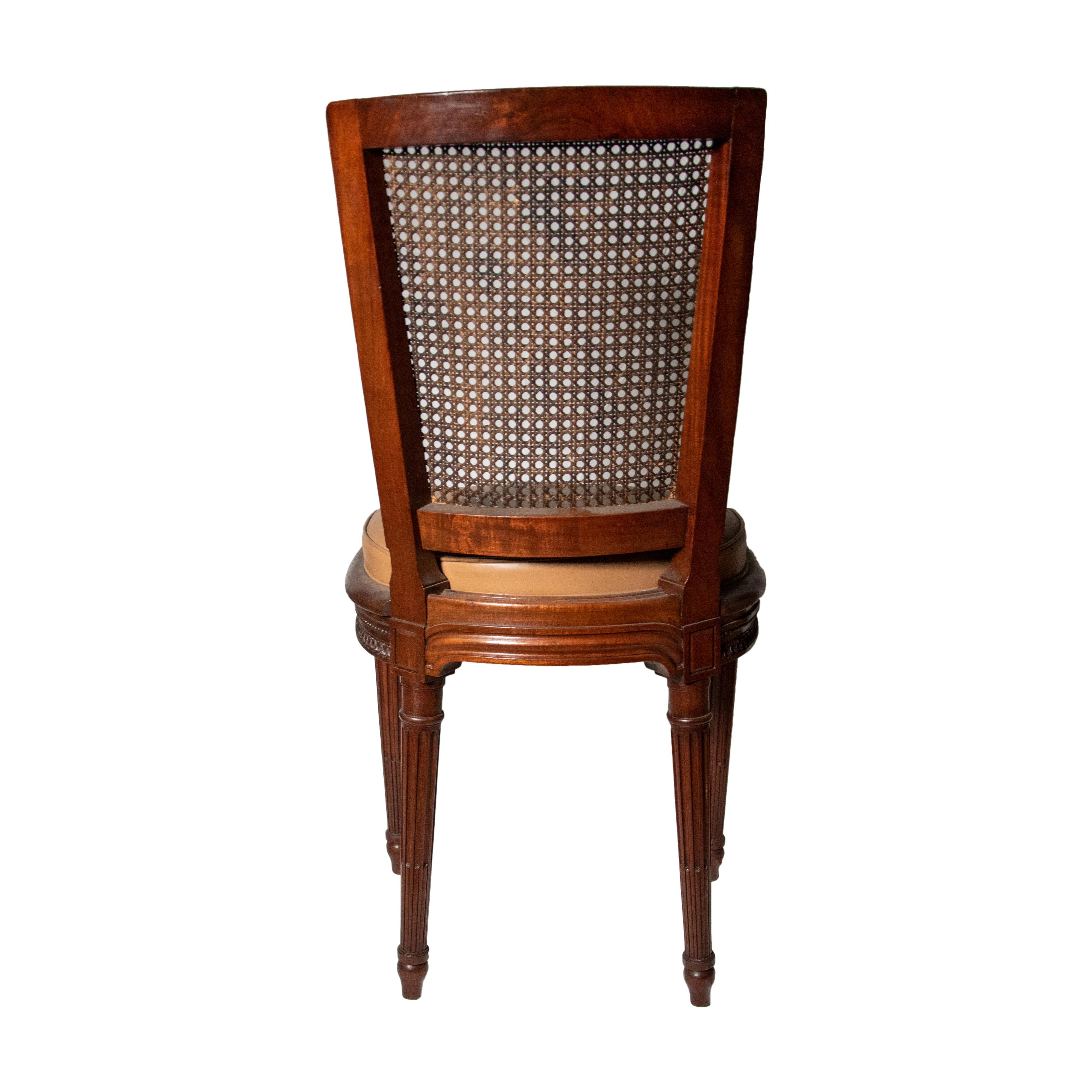 Français Ensemble de six chaises de salle à manger en acajou de style Louis XVI en vente