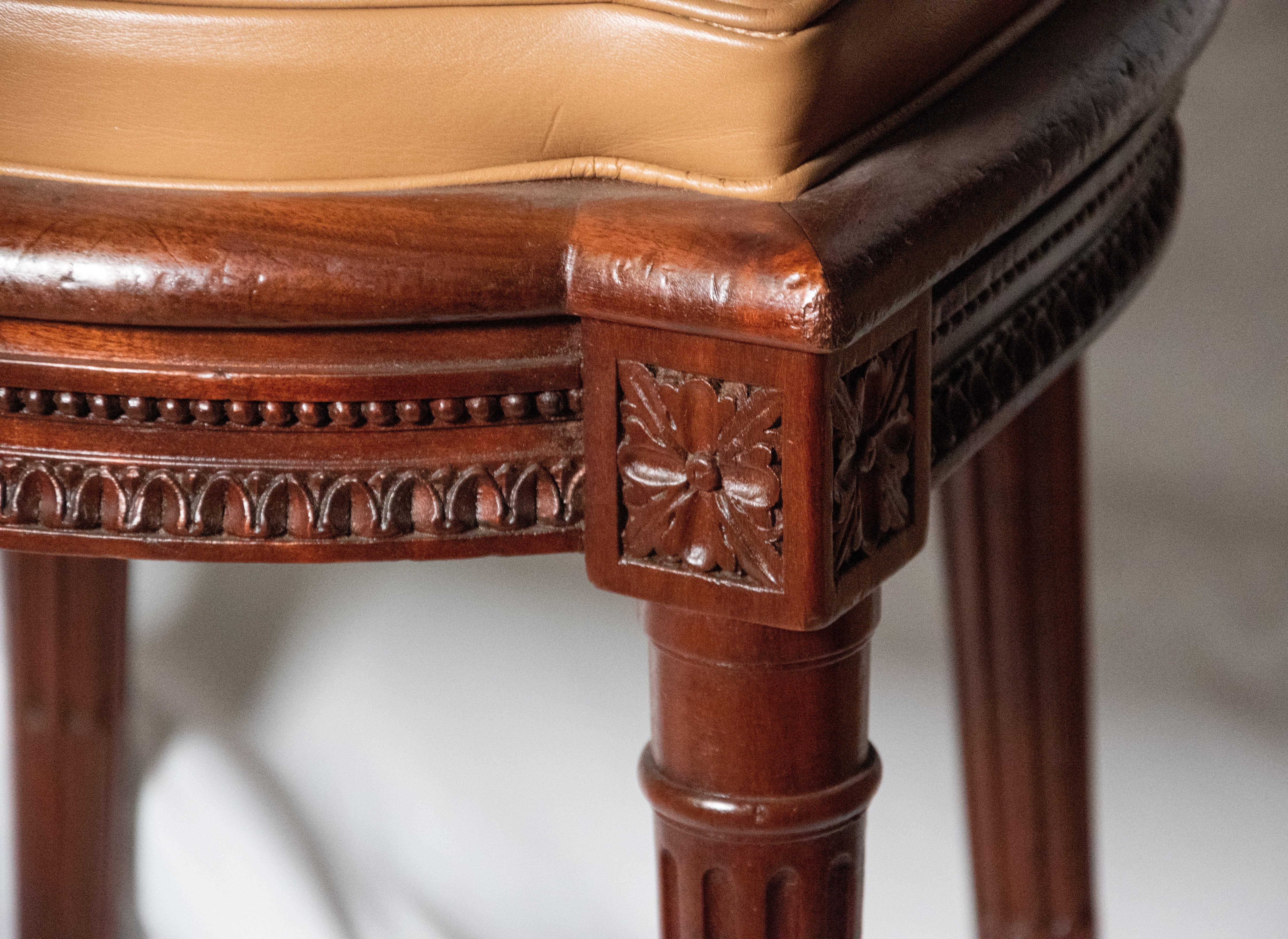 Set aus sechs Esszimmerstühlen aus Mahagoni im Louis-XVI-Stil (Französisch) im Angebot