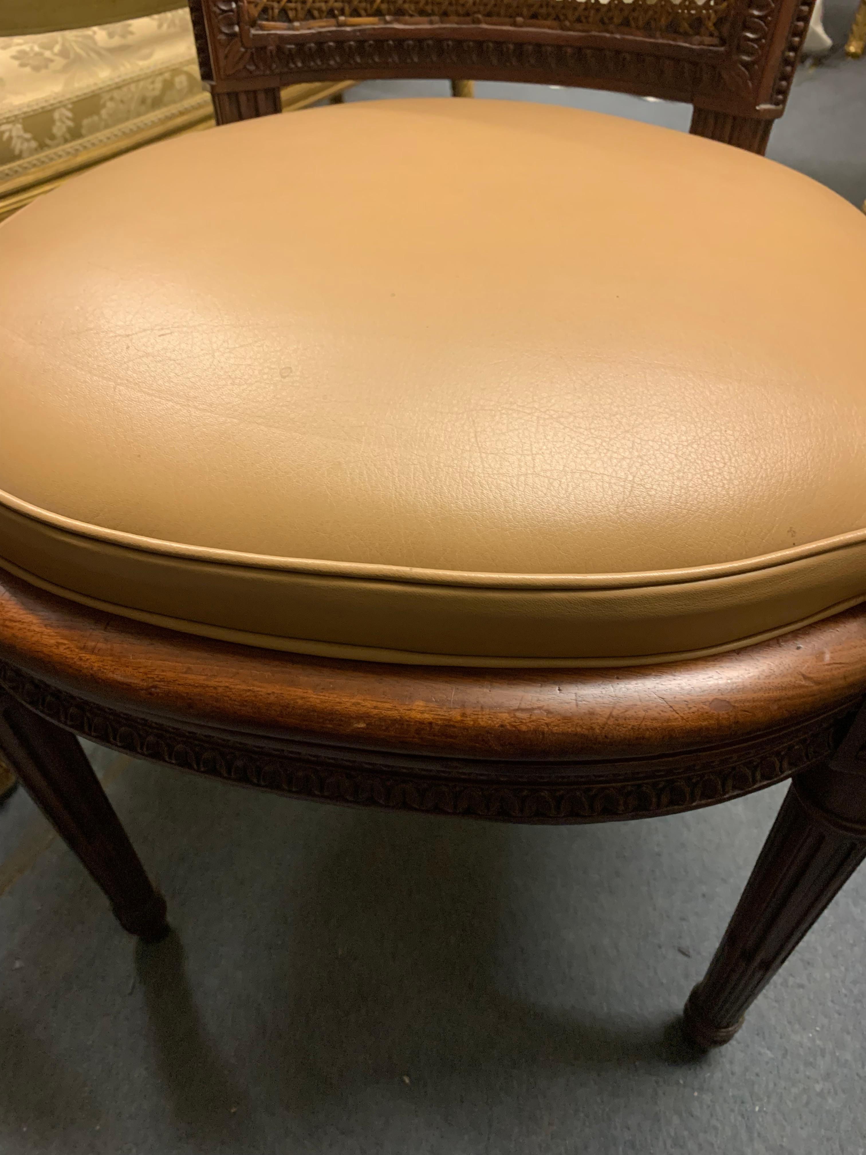 Fin du XIXe siècle Ensemble de six chaises de salle à manger en acajou de style Louis XVI en vente