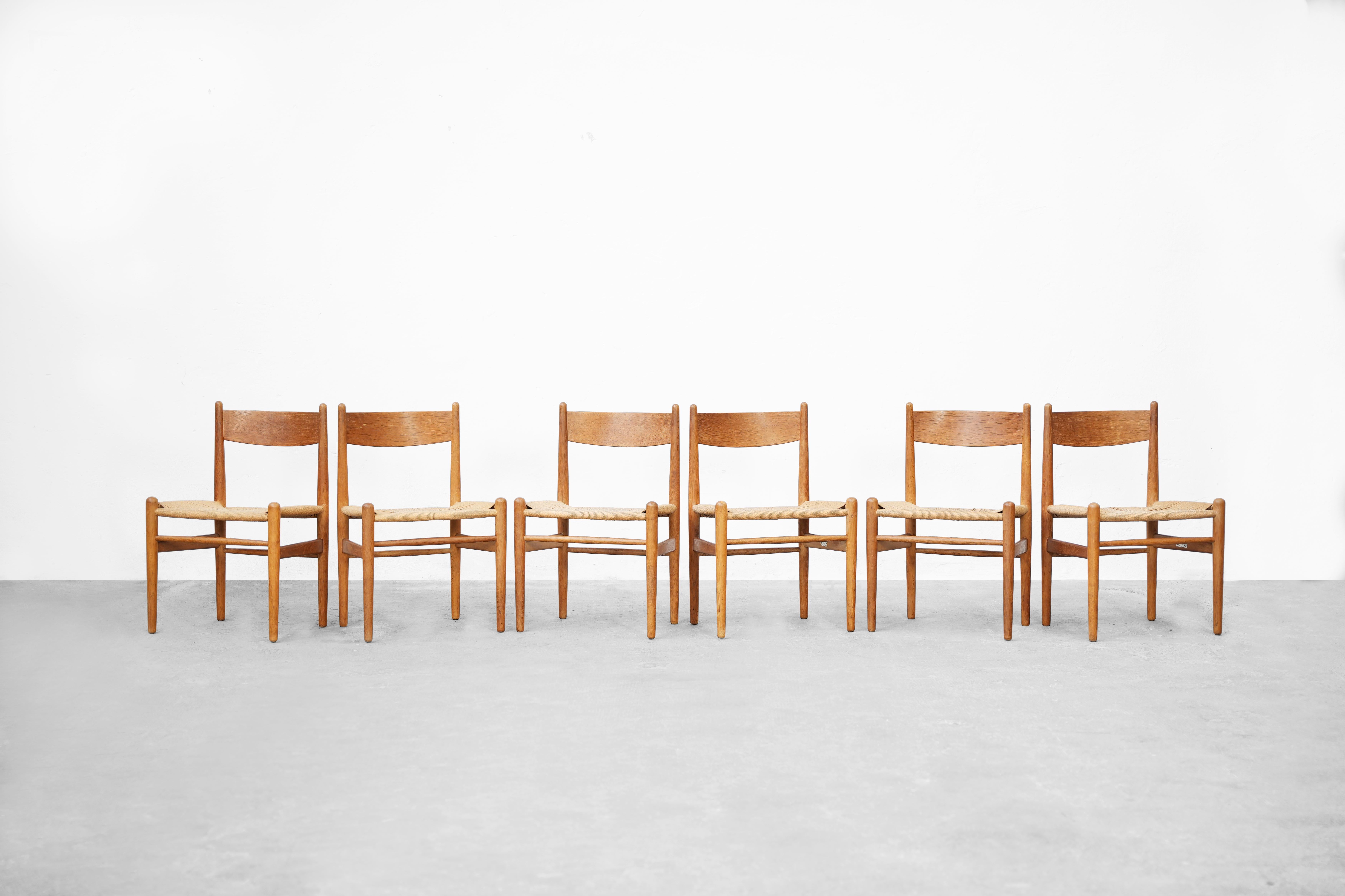 Original and authentic set of six dining chairs Mod. CH36 by Hans J. Wegner and produced by the Danish manufacturer Carl Hansen in the 1960ies.
The chairs are in very good condition with beautifully patinated oak frames. All six chairs are original