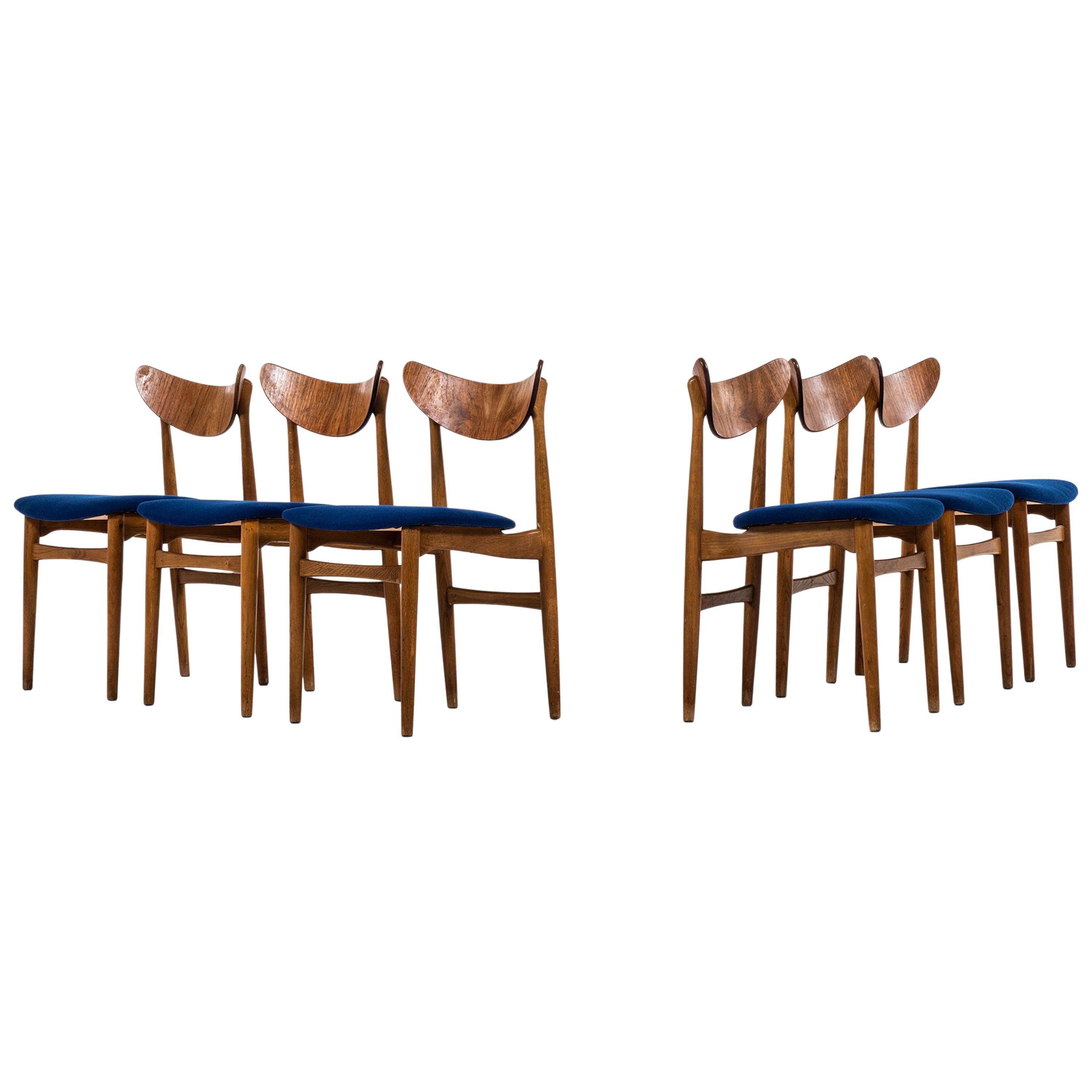Set aus sechs Esszimmerstühlen aus Eiche, Teakholz und blauem Stoff, hergestellt in Dänemark im Angebot