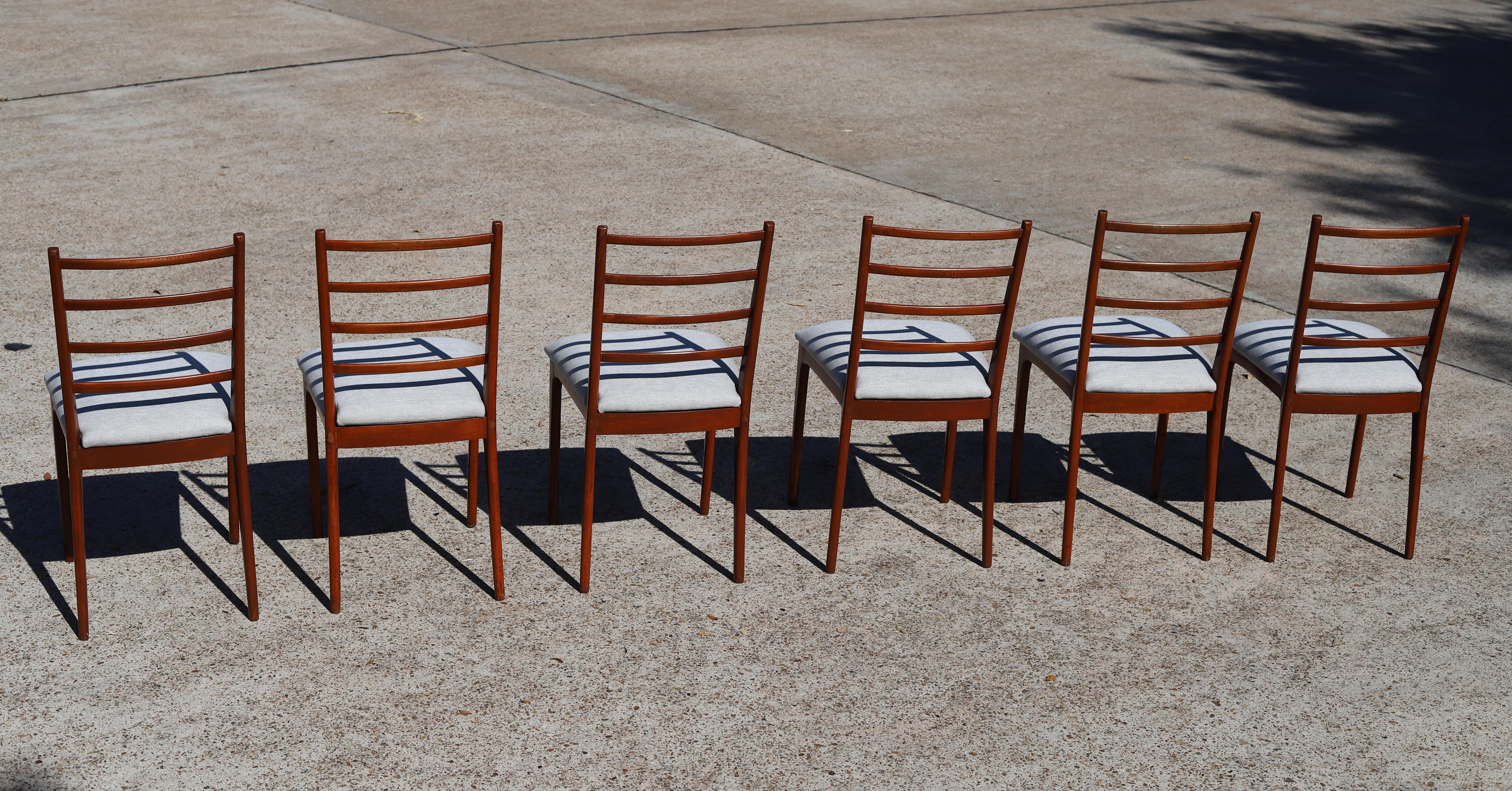 Mid-Century Modern Set of Six Dining Chairs in Peroba Do Campo Hardwood, Giuseppe Scapinelli For Sale