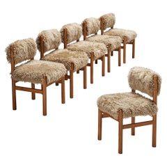 Conjunto de seis sillas de comedor de pino y piel de oveja 