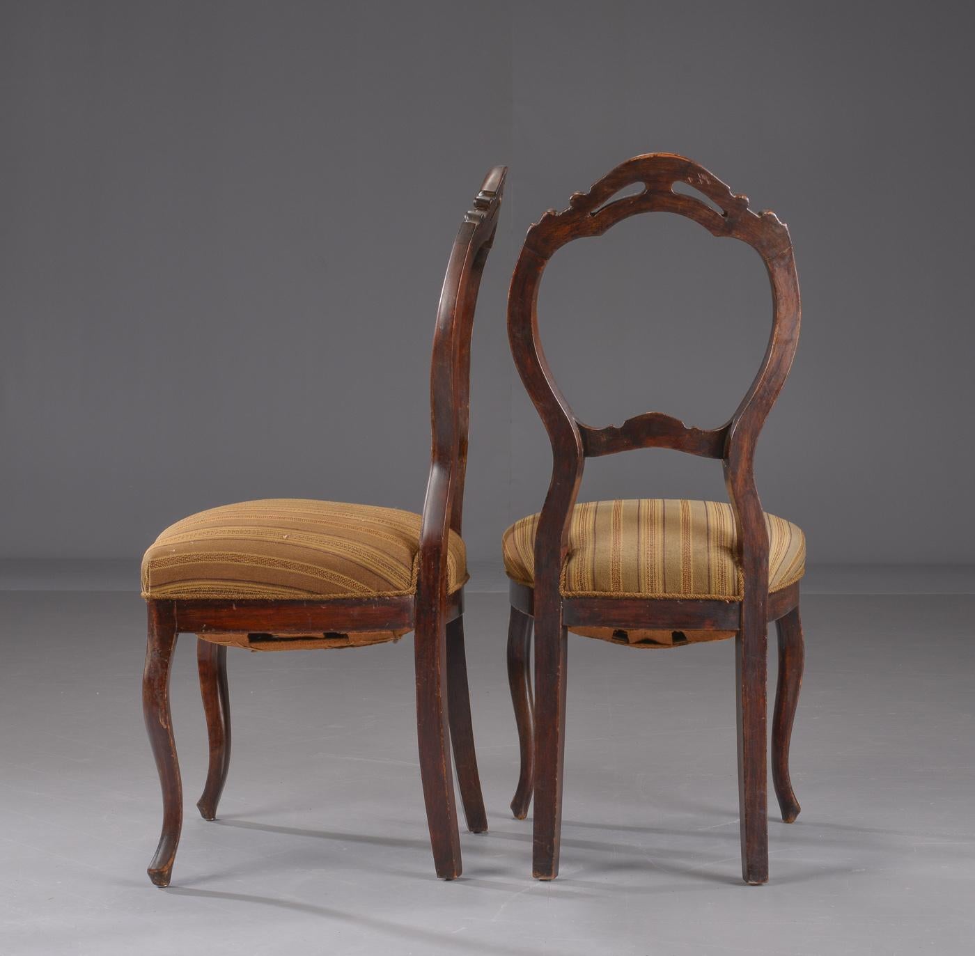 Ensemble de six chaises de salle à manger de style rococo, fabriquées en Suède, vers 1860. Façade sculptée de fleurs et de feuillages, recouverte d'un tissu rayé. H 97 cm, hauteur du siège environ 45 cm.
Les sièges à ressorts recevront un nouveau
