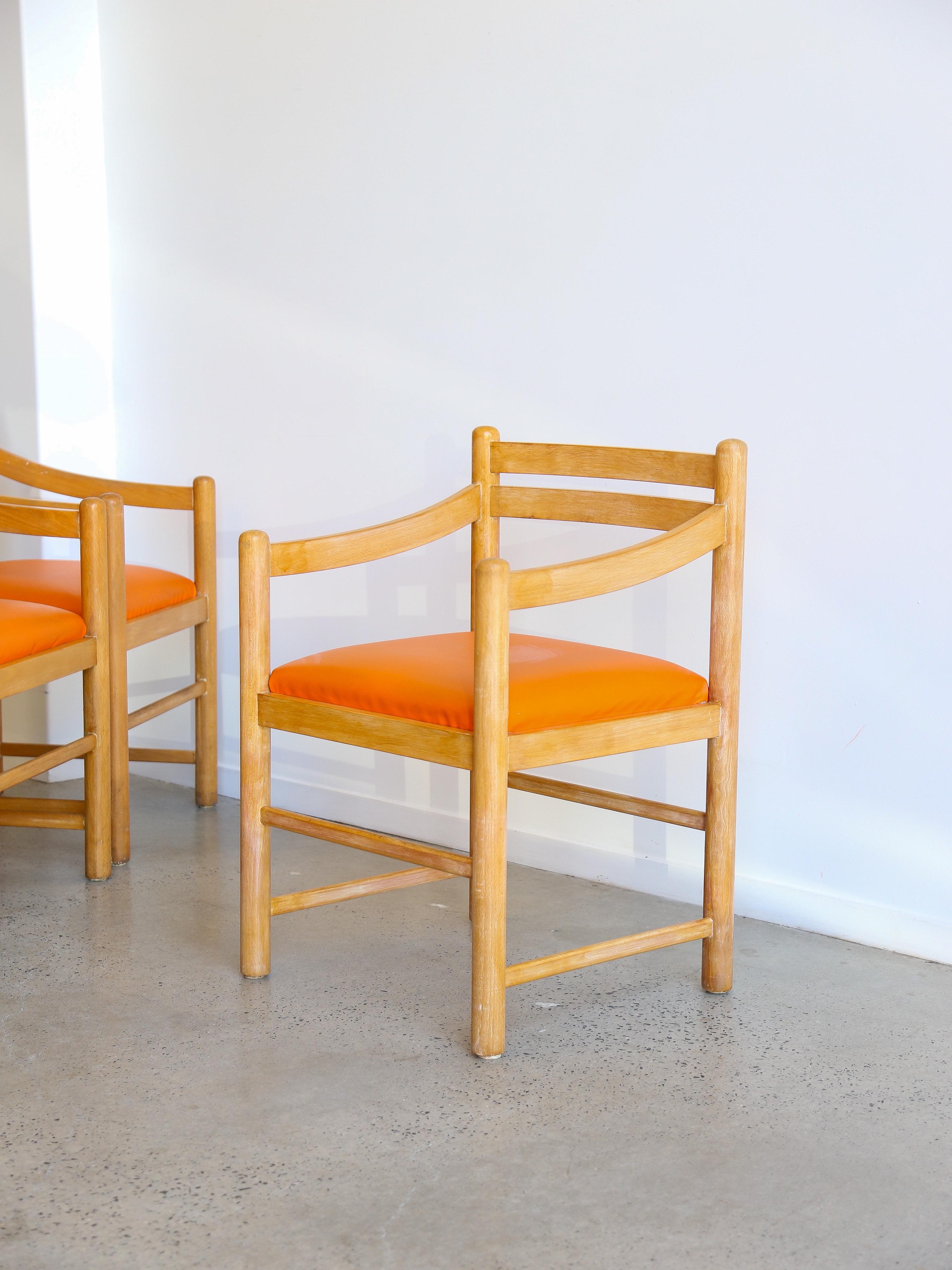 Ensemble de six chaises de salle à manger en bois de rose et coussins en cuir orange en vente 3