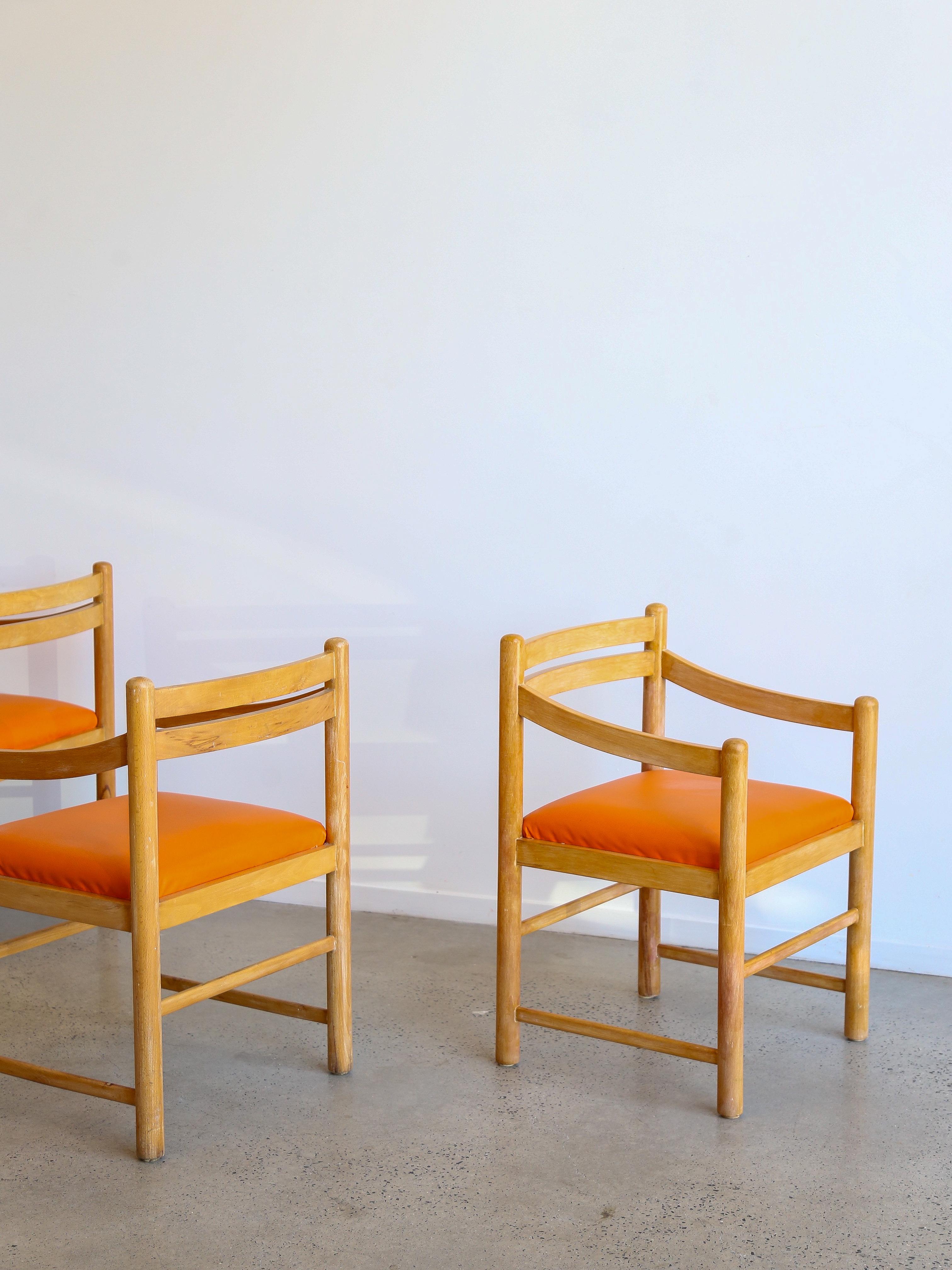 Ensemble de six chaises de salle à manger en bois de rose et coussins en cuir orange en vente 1