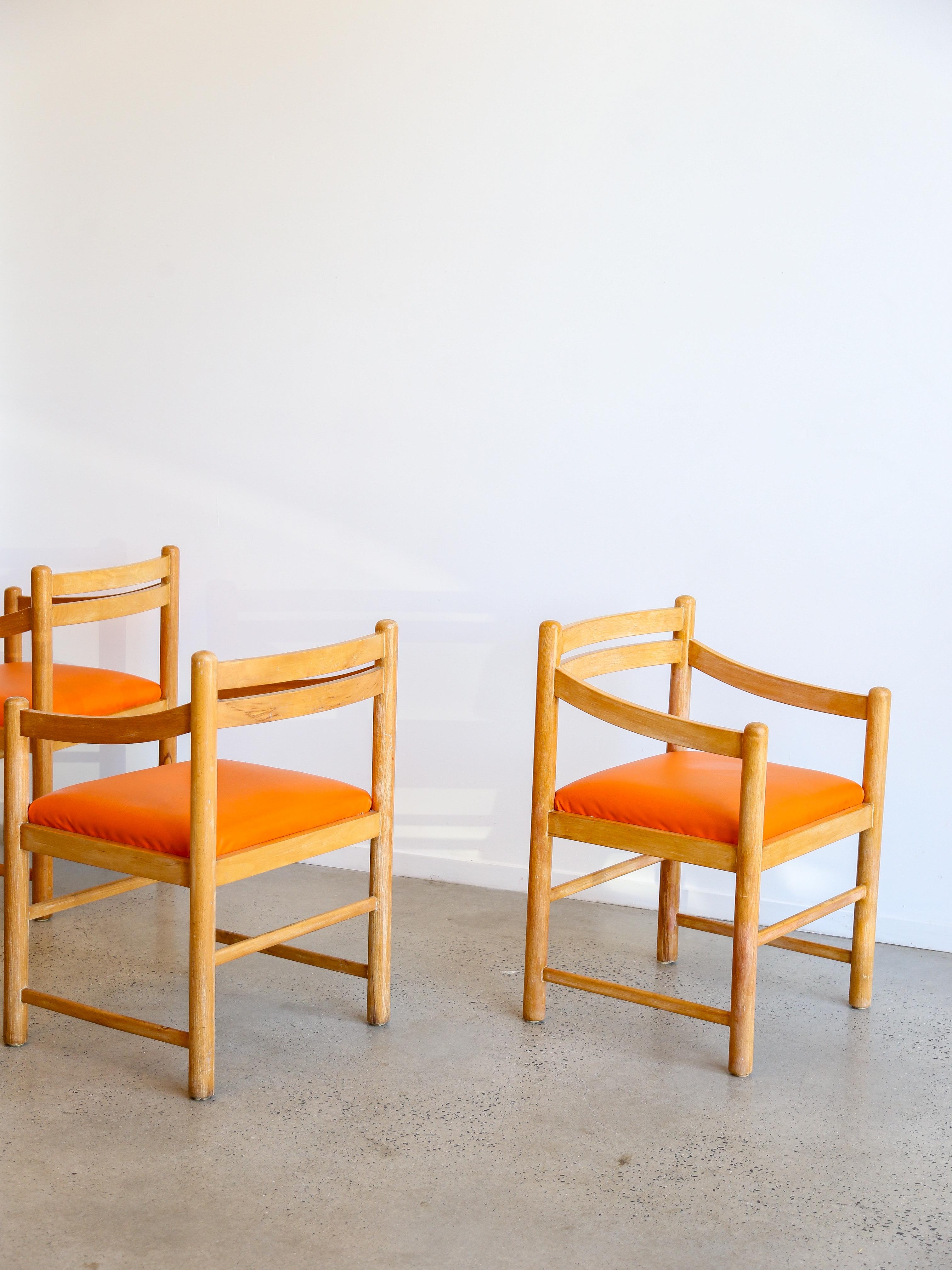 Ensemble de six chaises de salle à manger en bois de rose et coussins en cuir orange en vente 2